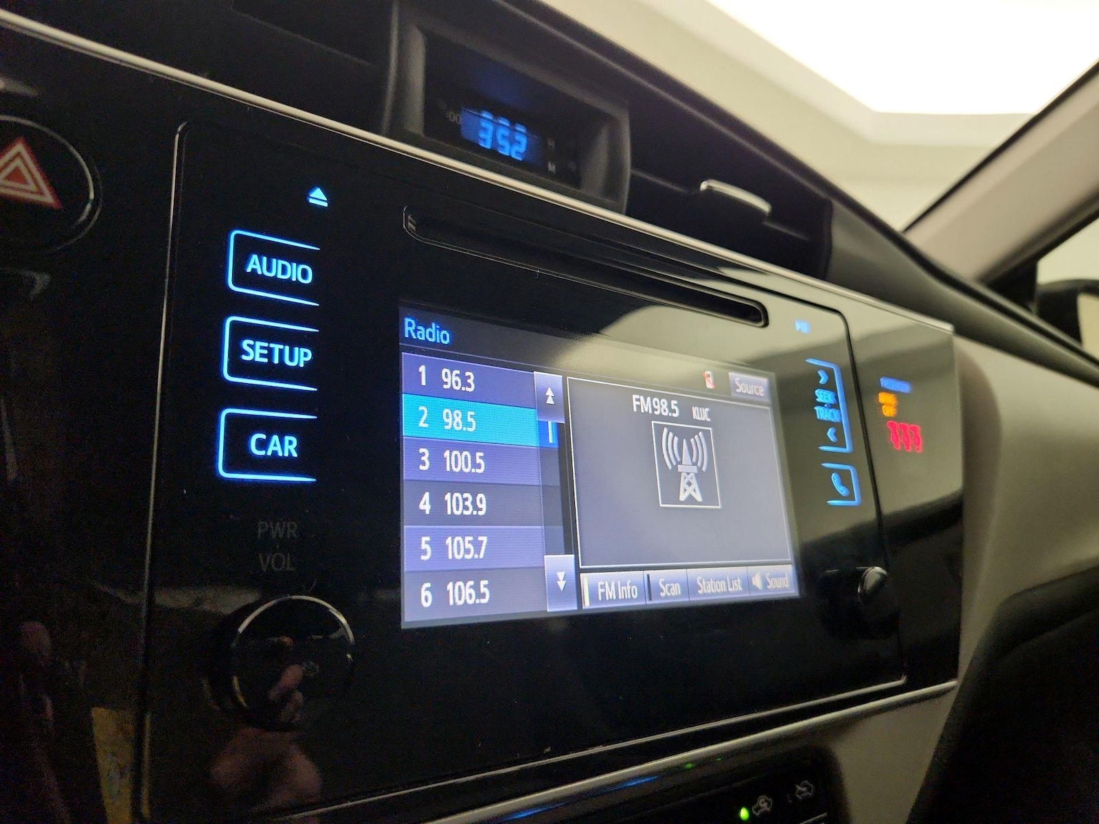 2019 Toyota Corolla LE - Photo 16