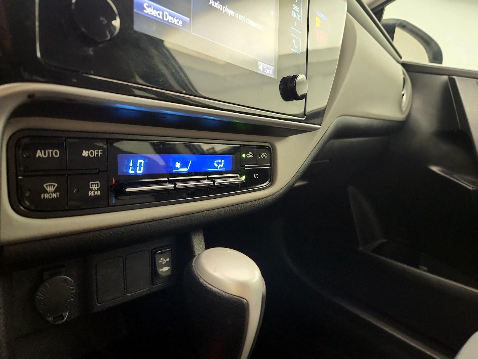 2019 Toyota Corolla LE - Photo 17