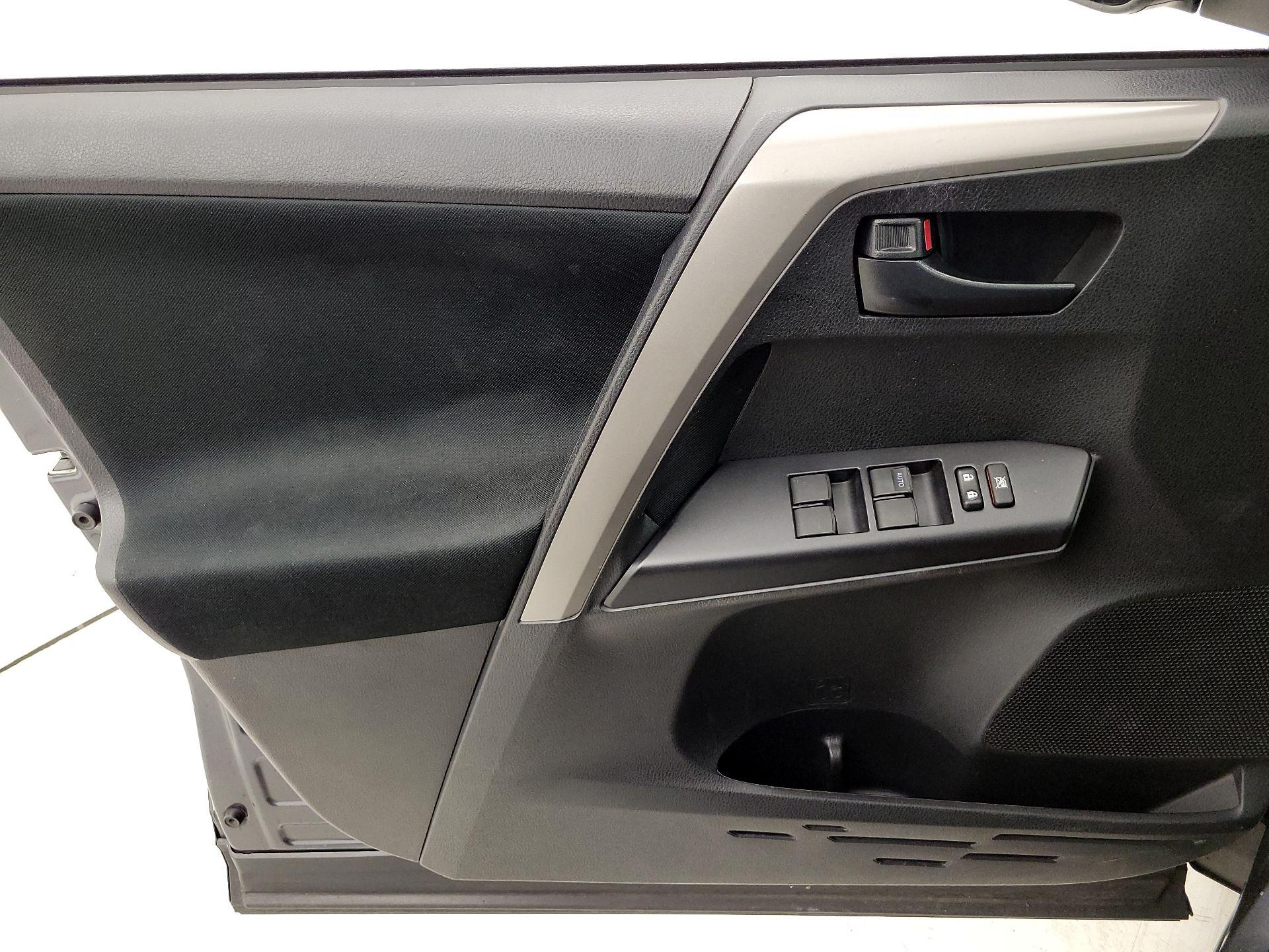 Thumbnail: 2018 Toyota RAV4 - 12