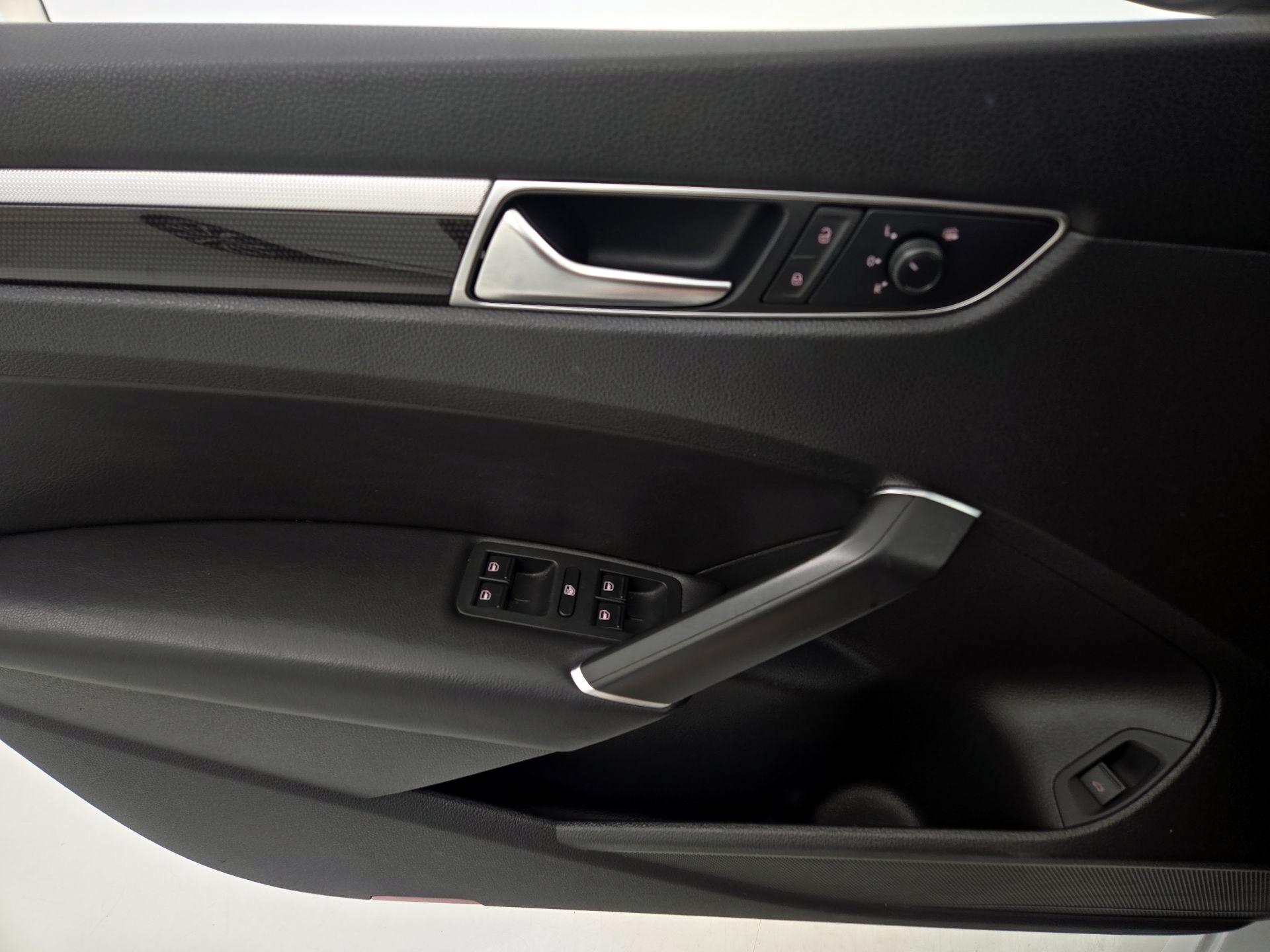 Thumbnail: 2018 Volkswagen Passat - 12