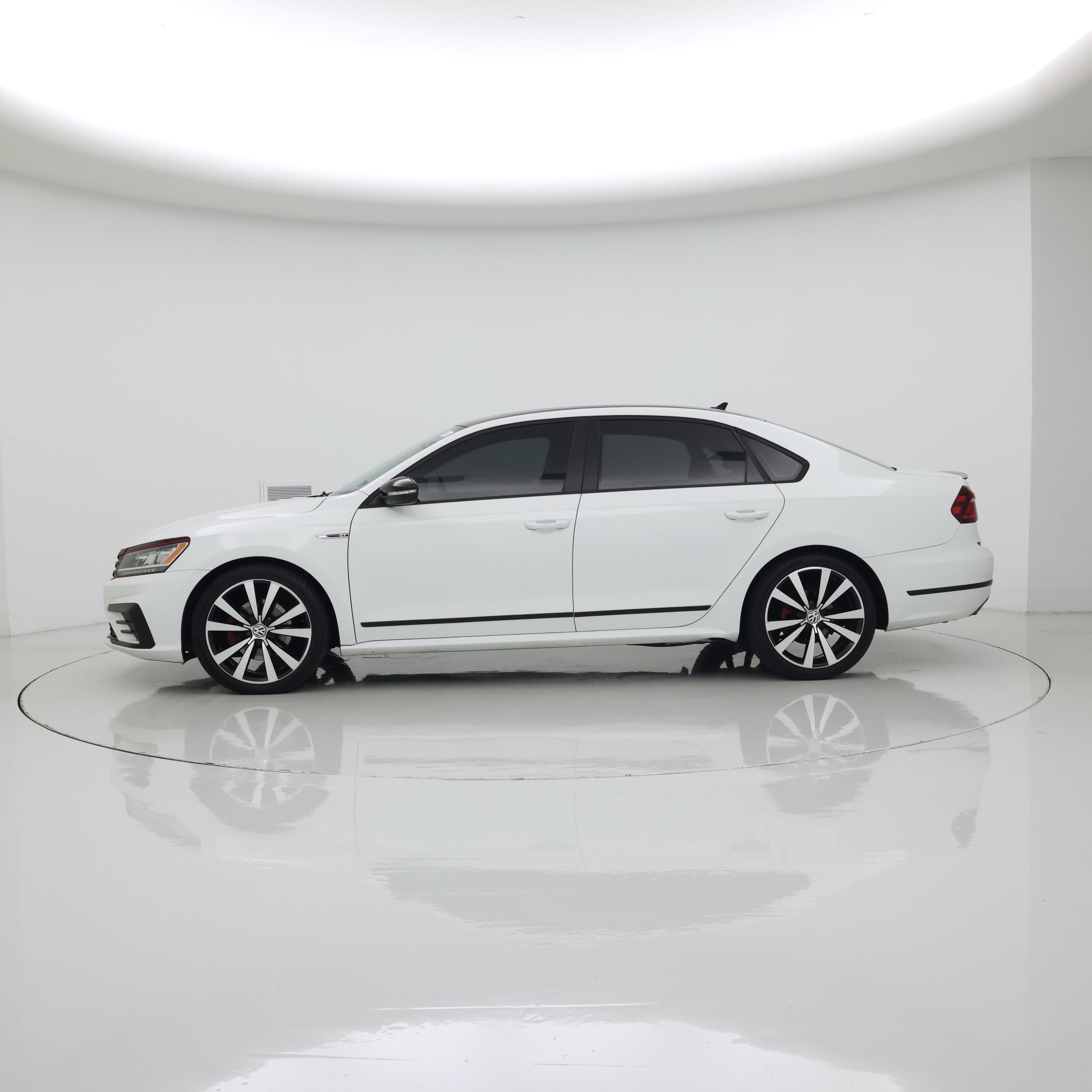 Thumbnail: 2018 Volkswagen Passat - 3