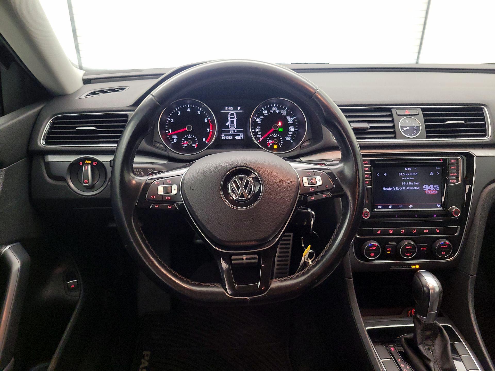 Thumbnail: 2017 Volkswagen Passat - 10