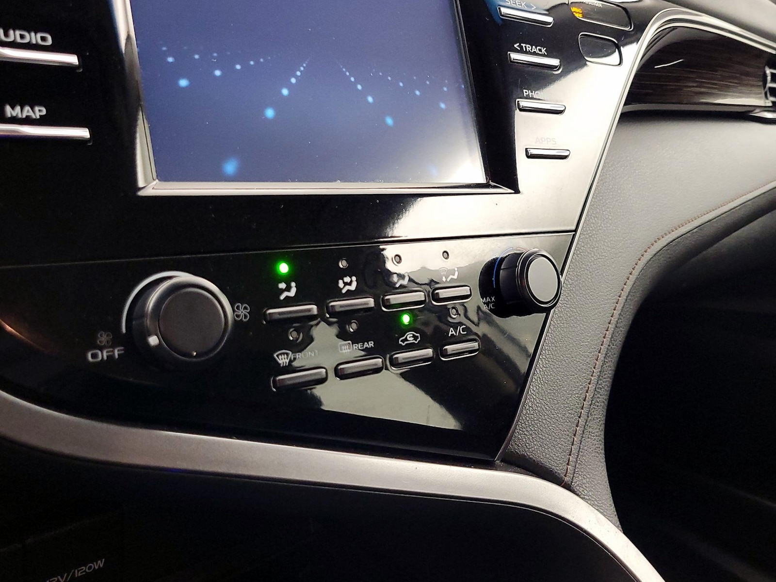 2019 Toyota Camry LE - Photo 17