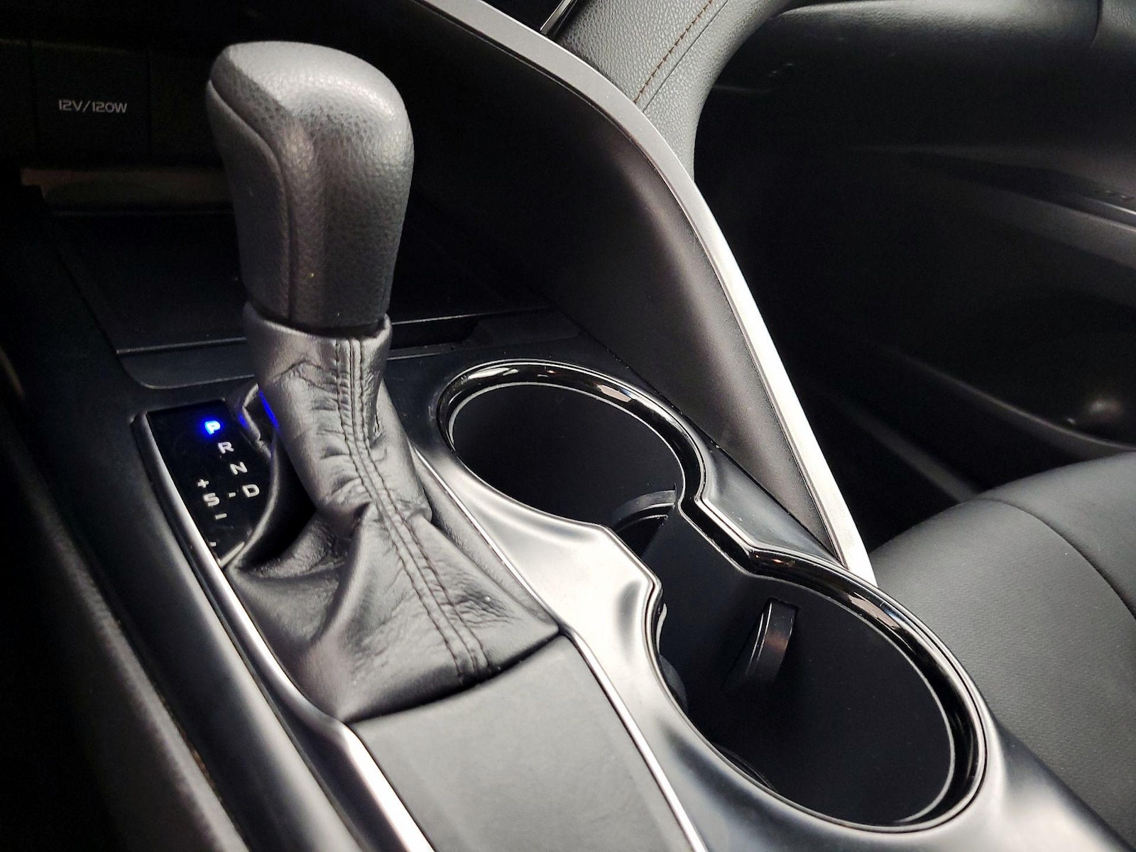 2019 Toyota Camry LE - Photo 18