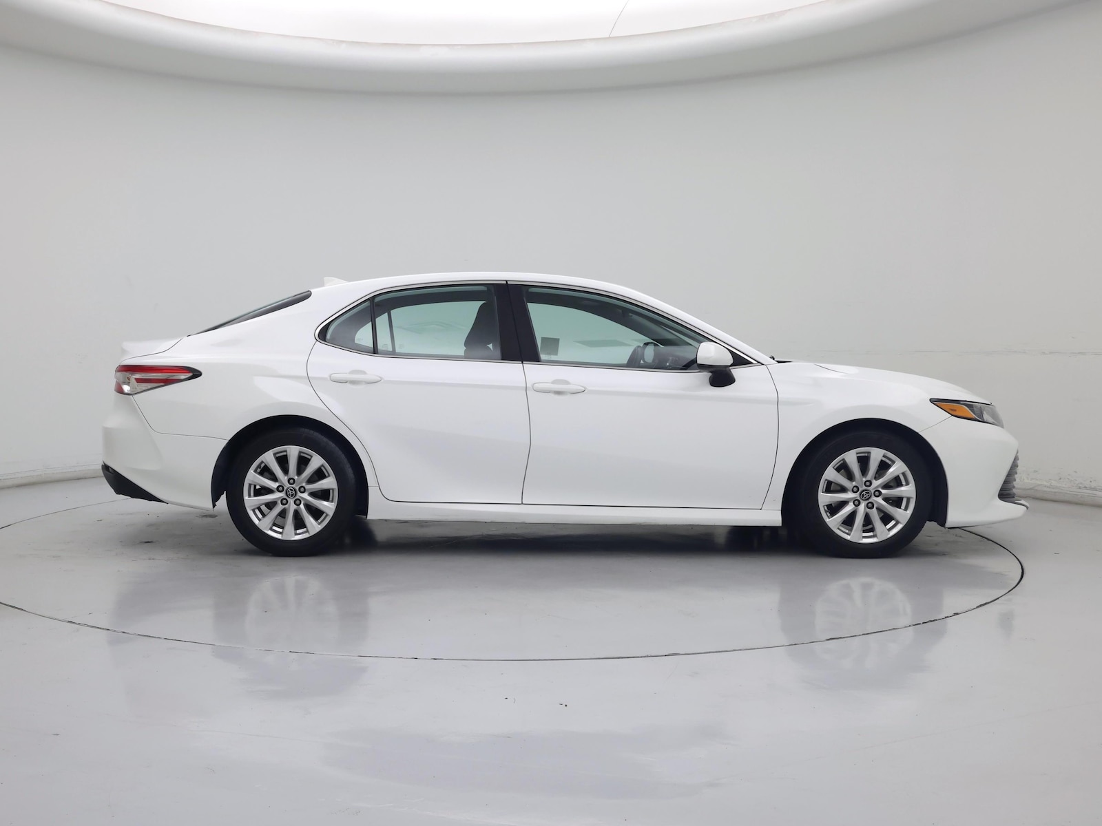 2019 Toyota Camry LE - Photo 8