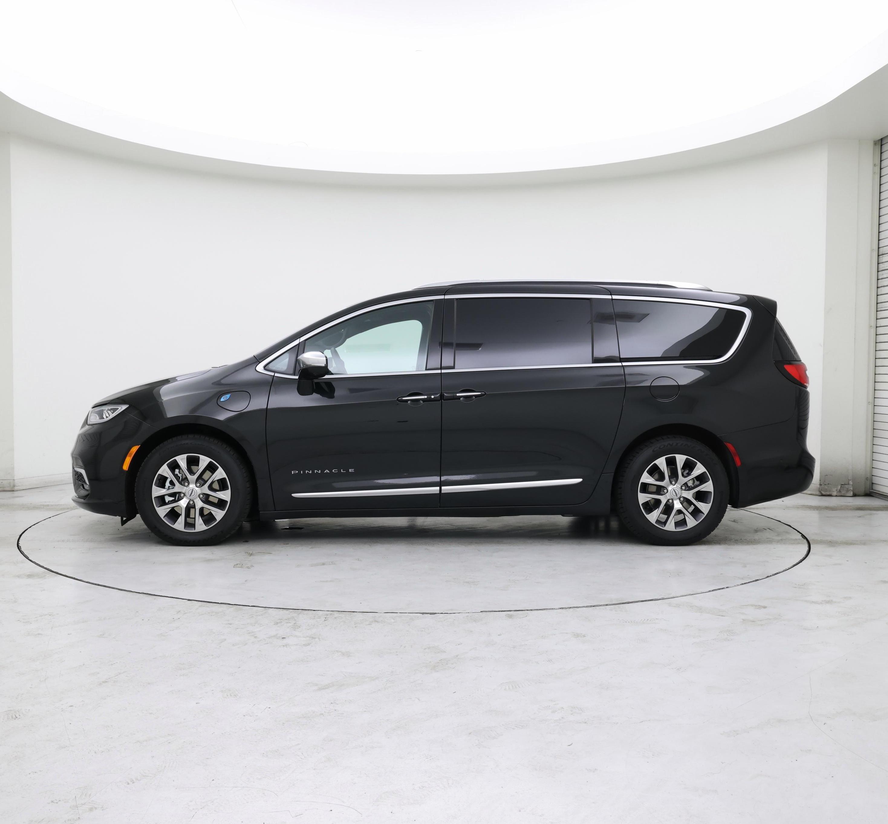 Thumbnail: 2023 Chrysler Pacifica - 3