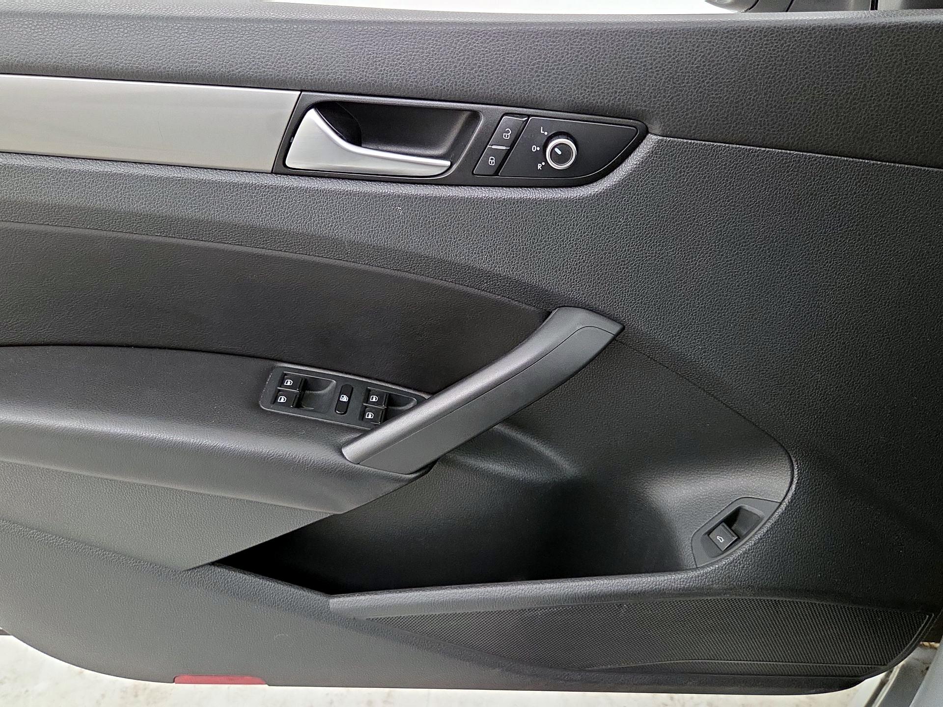 Thumbnail: 2015 Volkswagen Passat - 12
