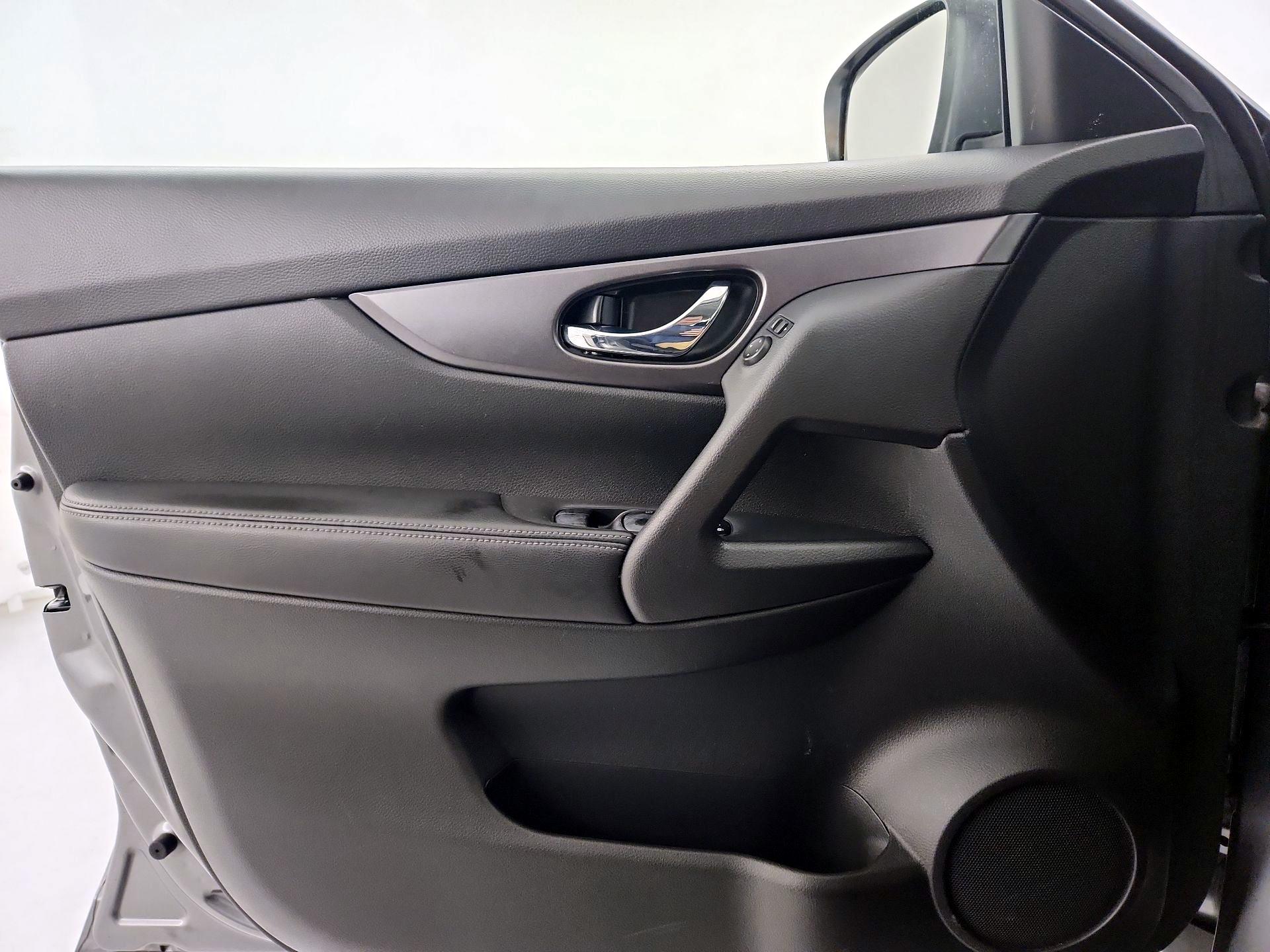 Thumbnail: 2016 Nissan Rogue - 10
