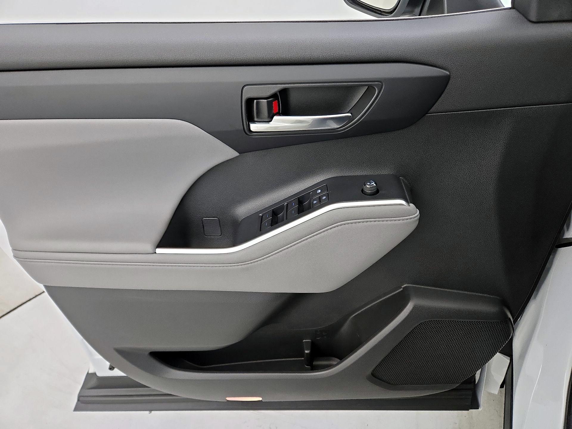 Thumbnail: 2022 Toyota Highlander - 12