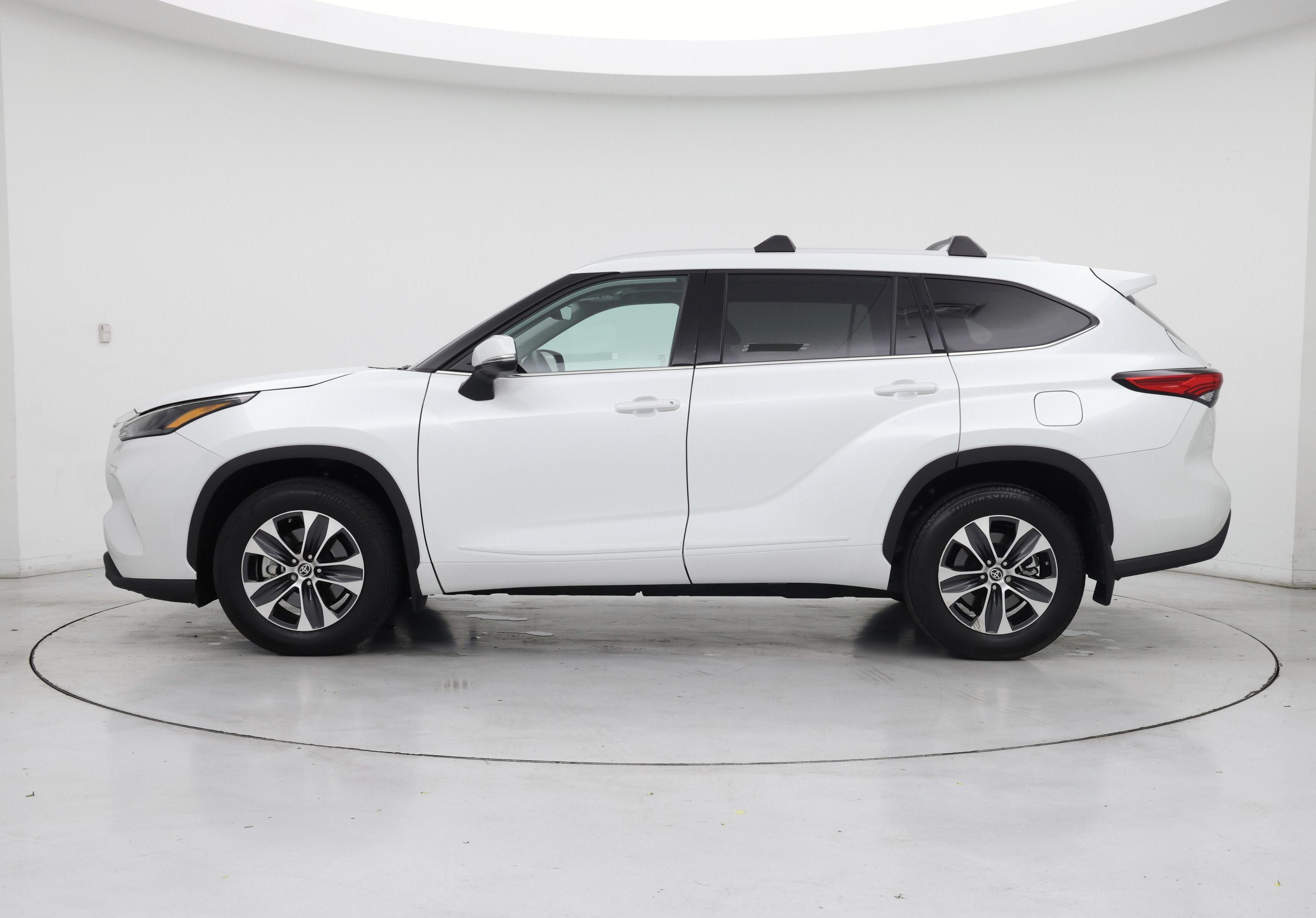 Thumbnail: 2022 Toyota Highlander - 3