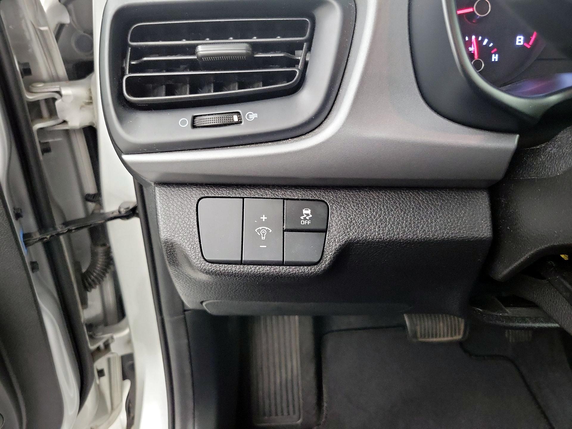 Thumbnail: 2019 Kia Rio - 11