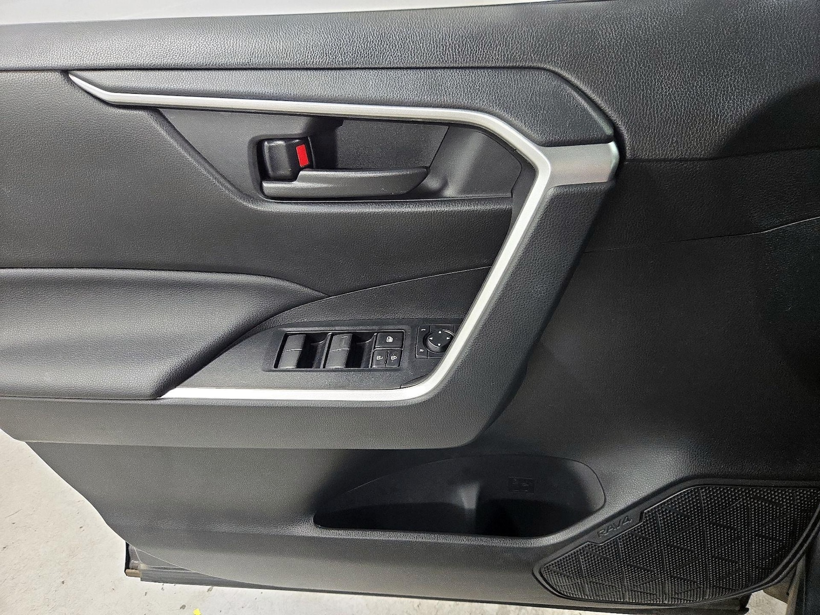 2021 Toyota RAV4 LE - Photo 13