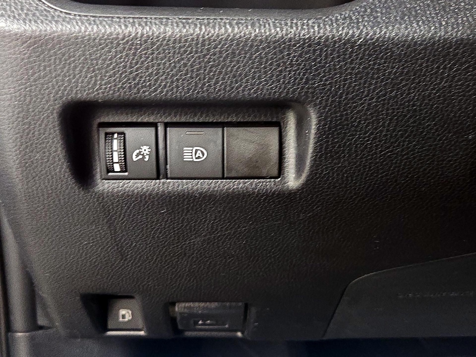 2021 Toyota RAV4 LE - Photo 14