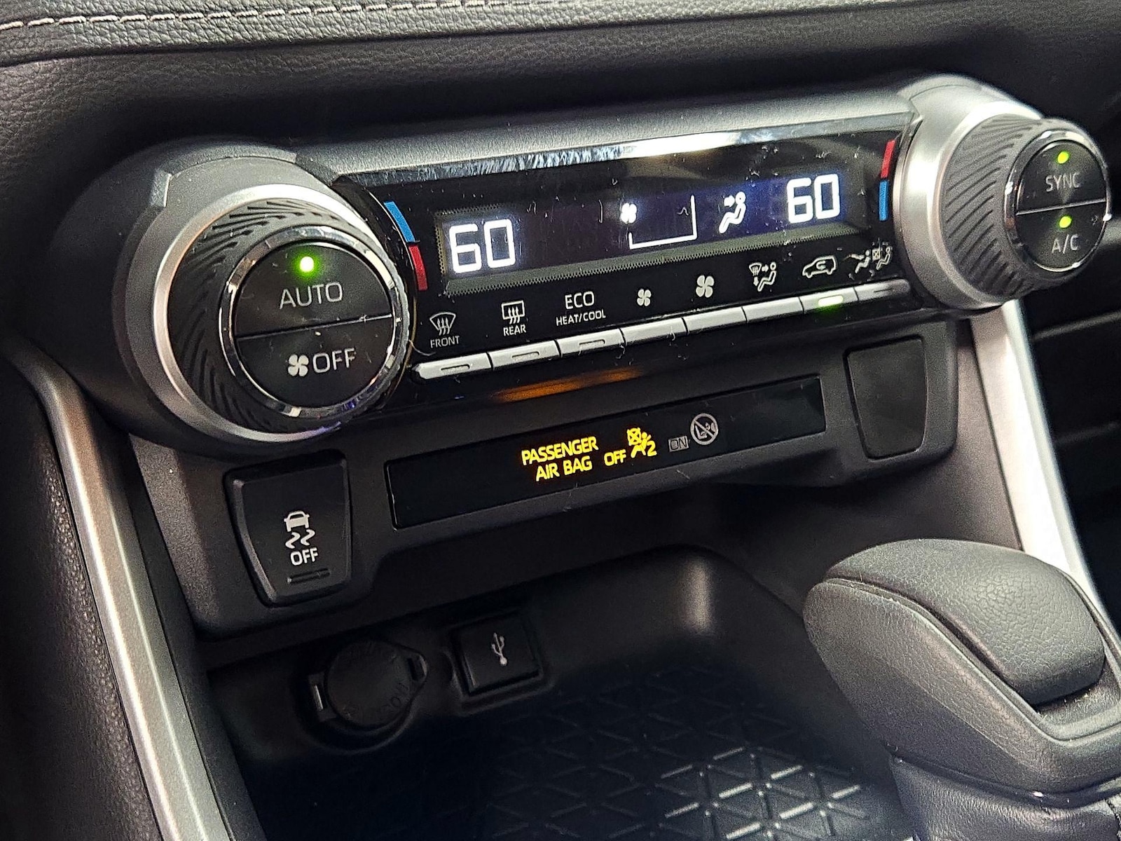 2021 Toyota RAV4 LE - Photo 17