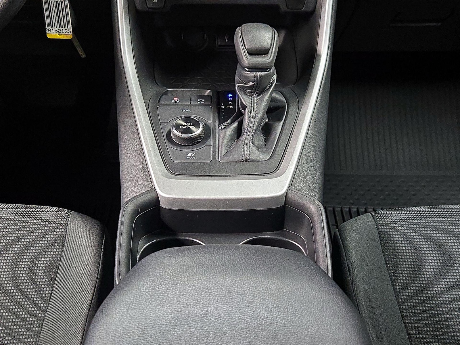 2021 Toyota RAV4 LE - Photo 18