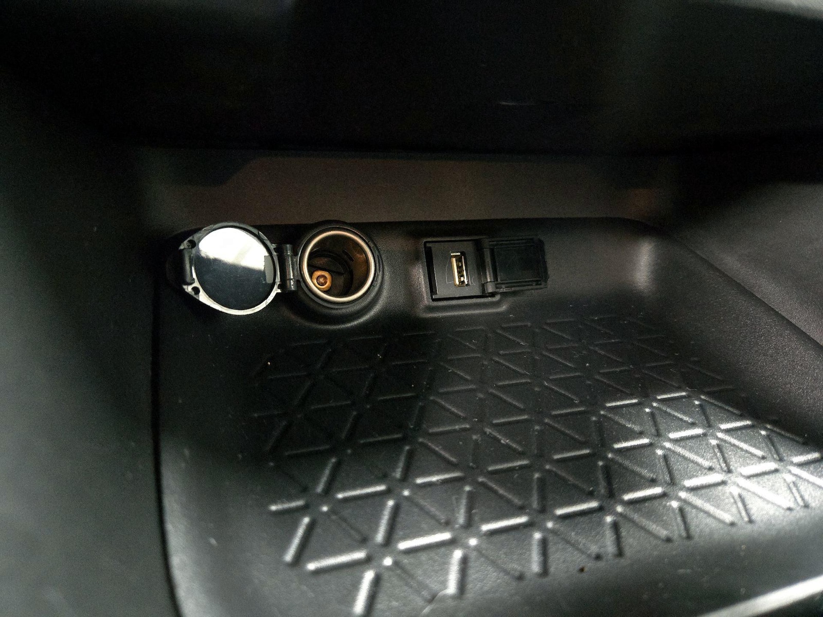 2021 Toyota RAV4 LE - Photo 19