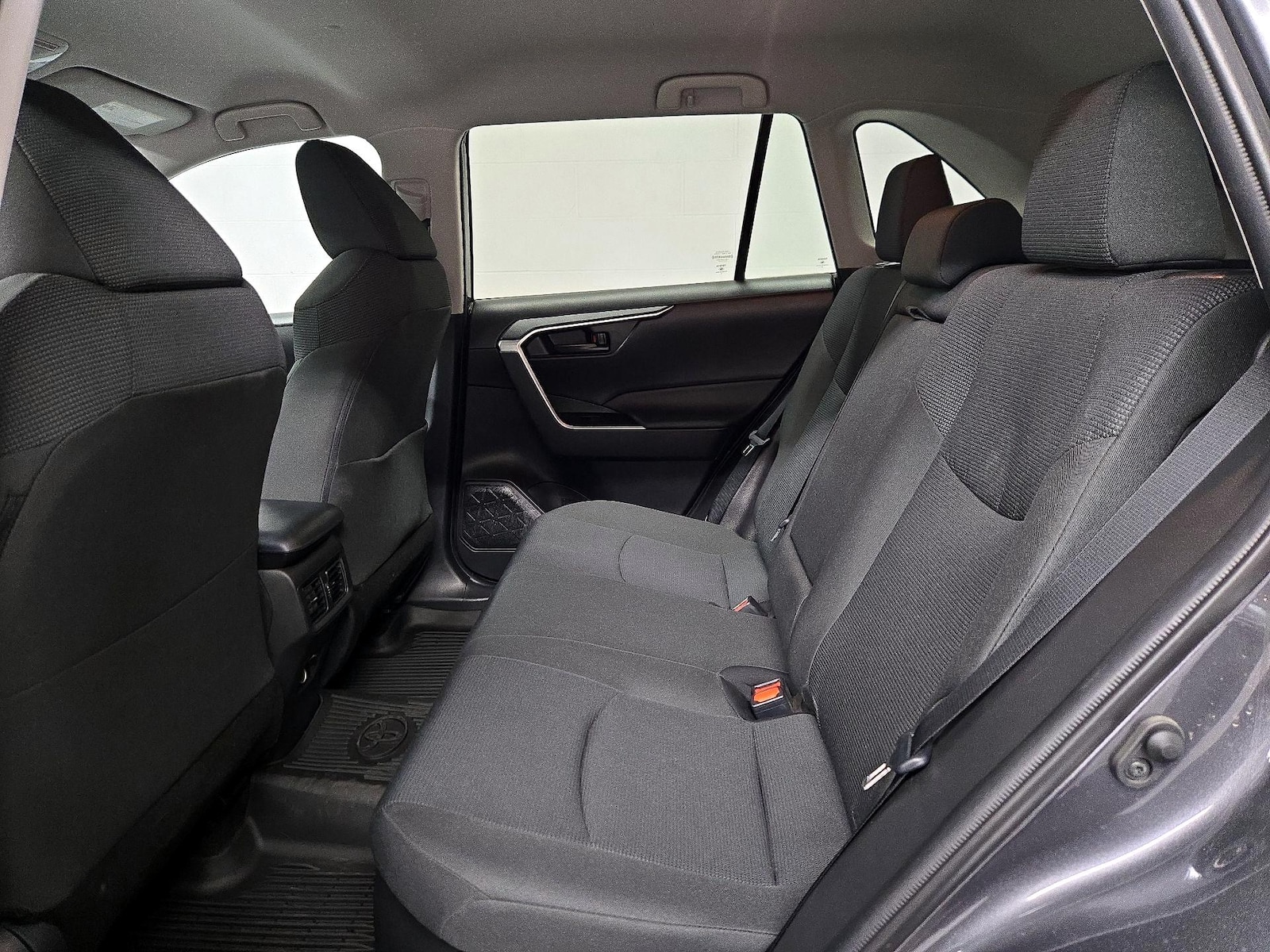 2021 Toyota RAV4 LE - Photo 20