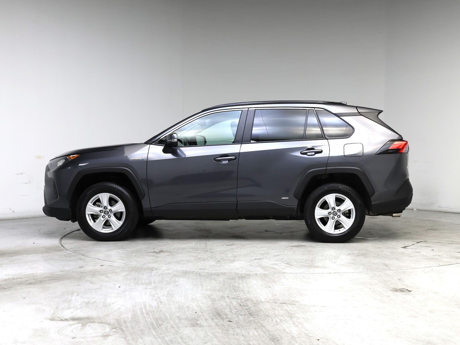 2021 Toyota RAV4 LE - Photo 4