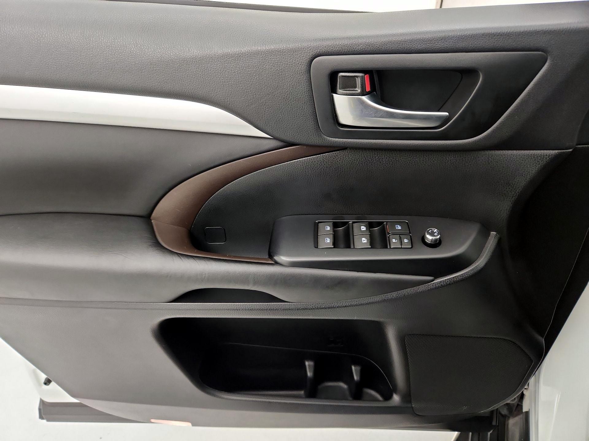 Thumbnail: 2019 Toyota Highlander - 12