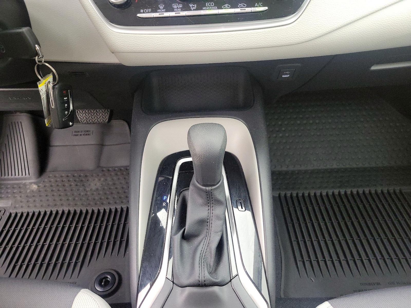 2026 Toyota Corolla LE - Photo 18