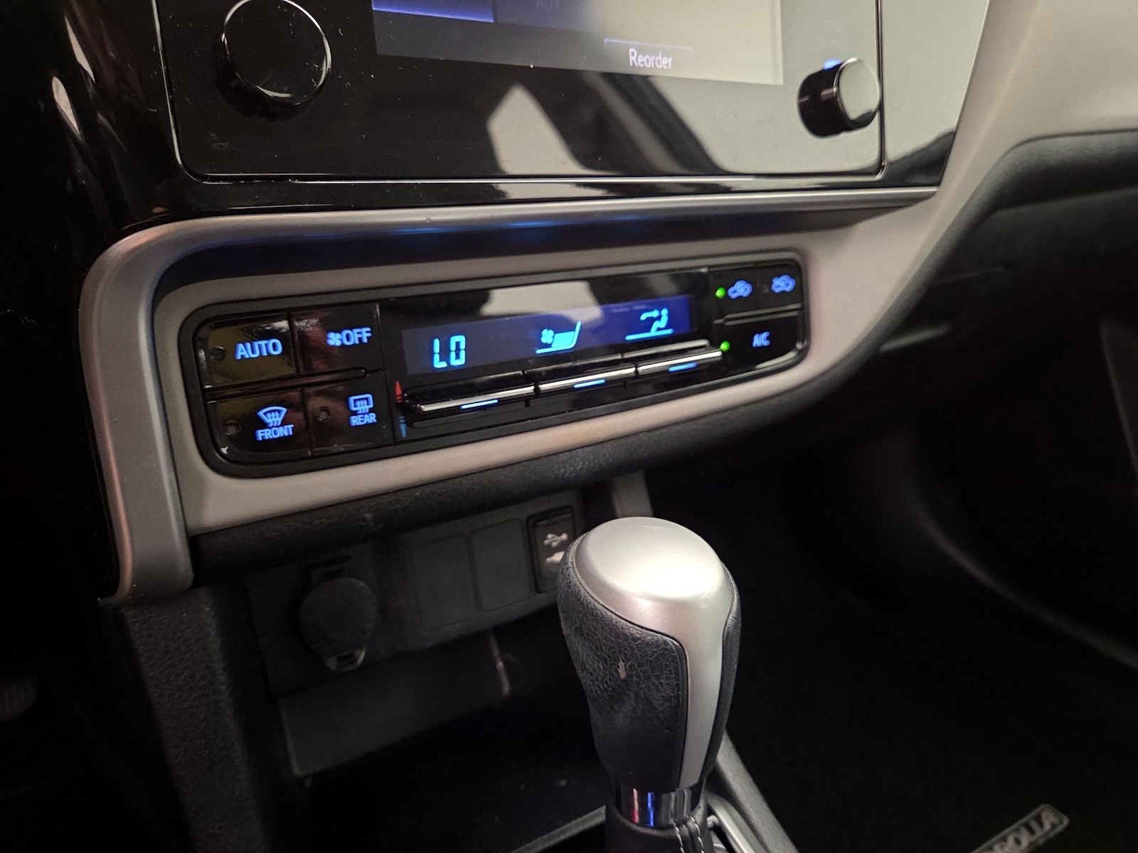 2017 Toyota Corolla LE - Photo 17