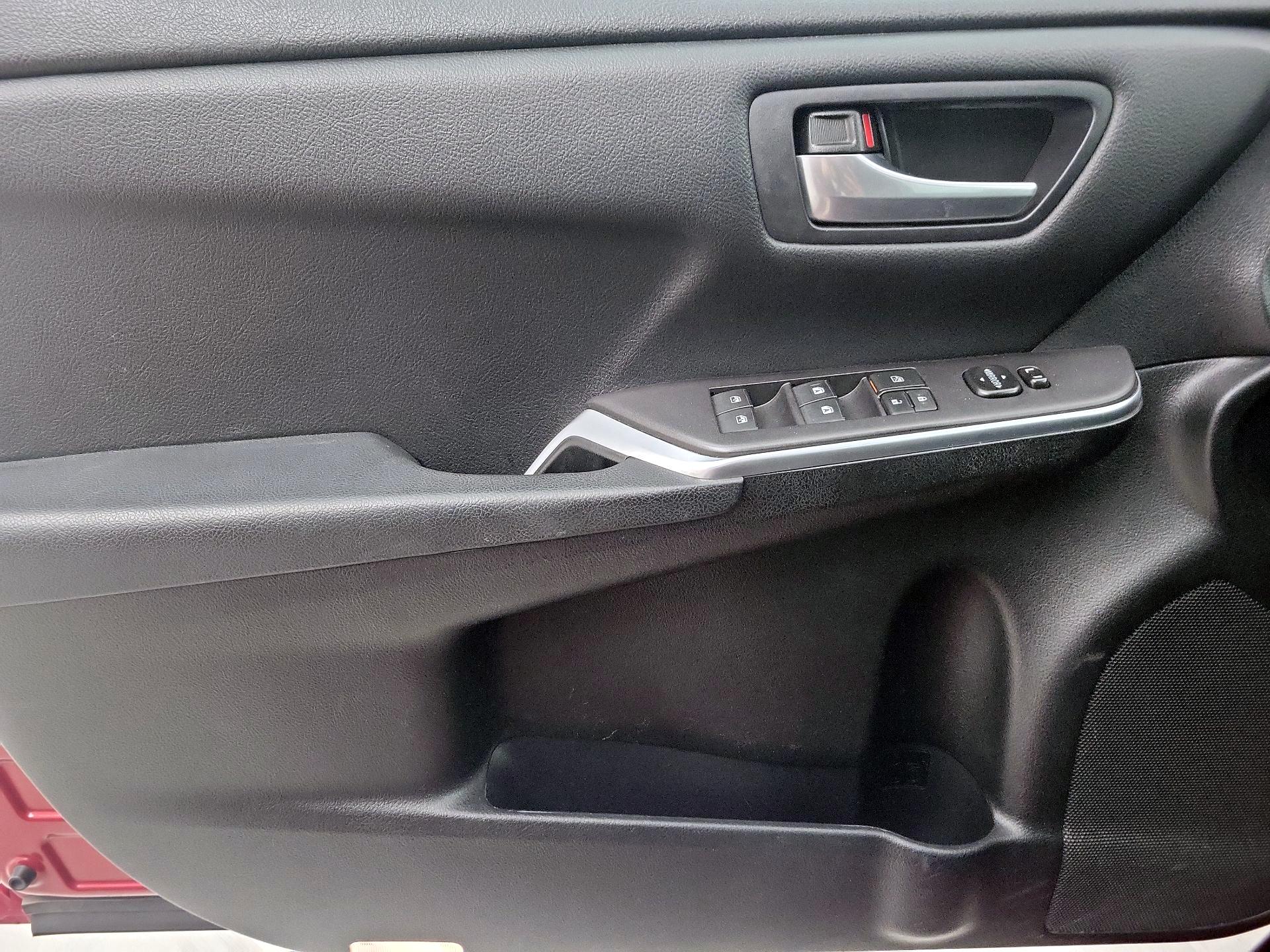 Thumbnail: 2016 Toyota Camry - 12