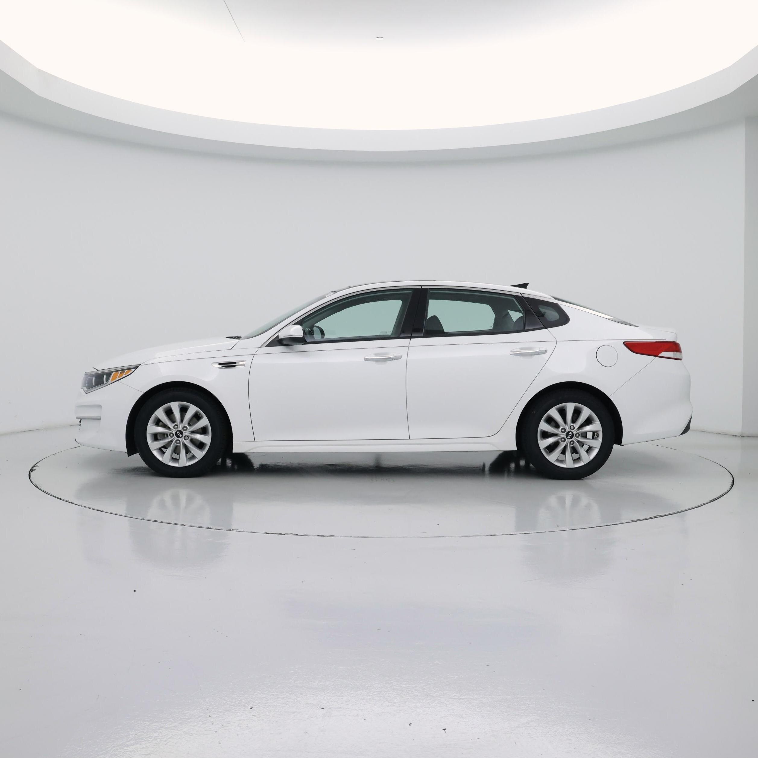 Thumbnail: 2016 Kia Optima - 3