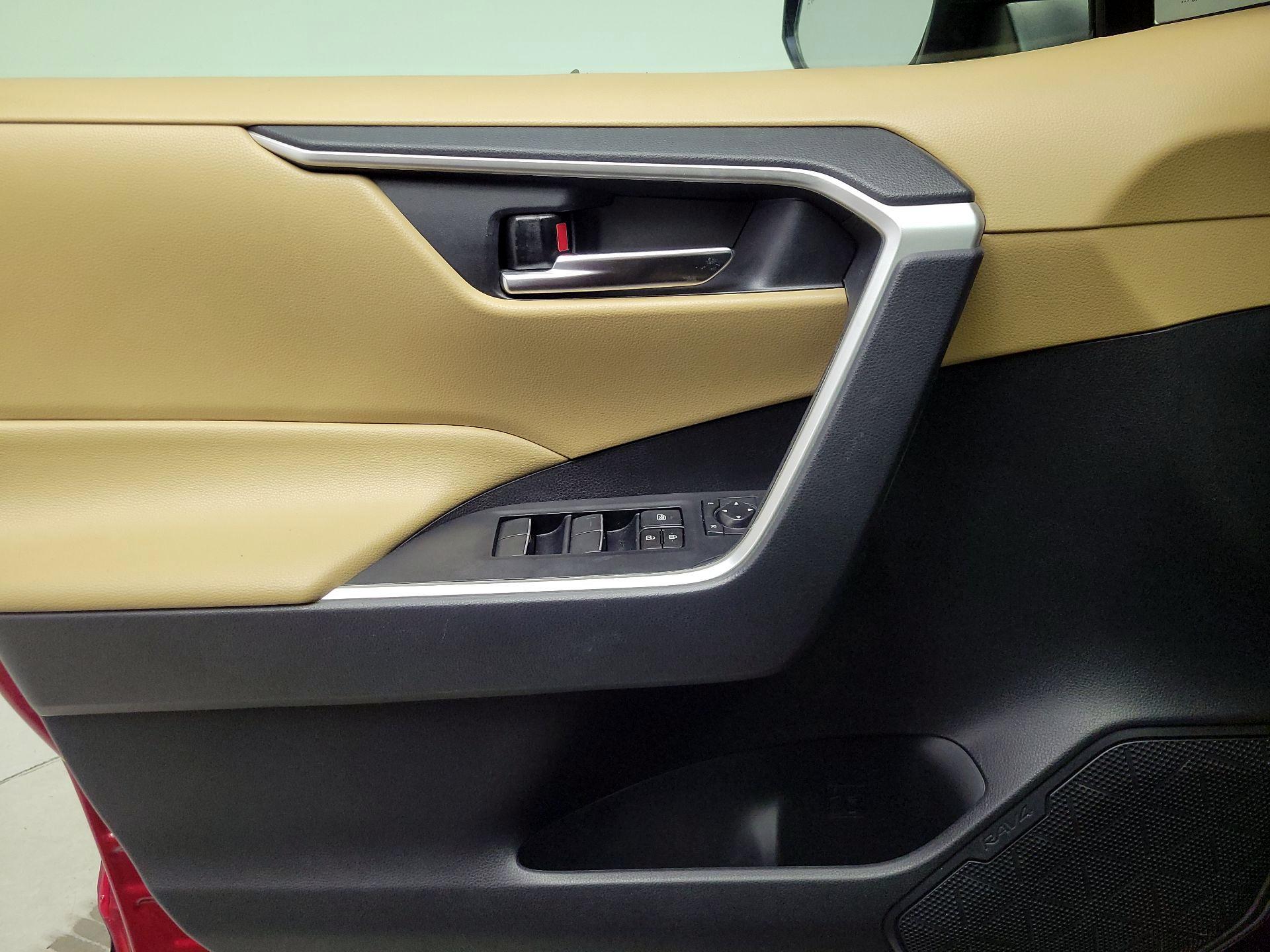 Thumbnail: 2019 Toyota RAV4 - 12