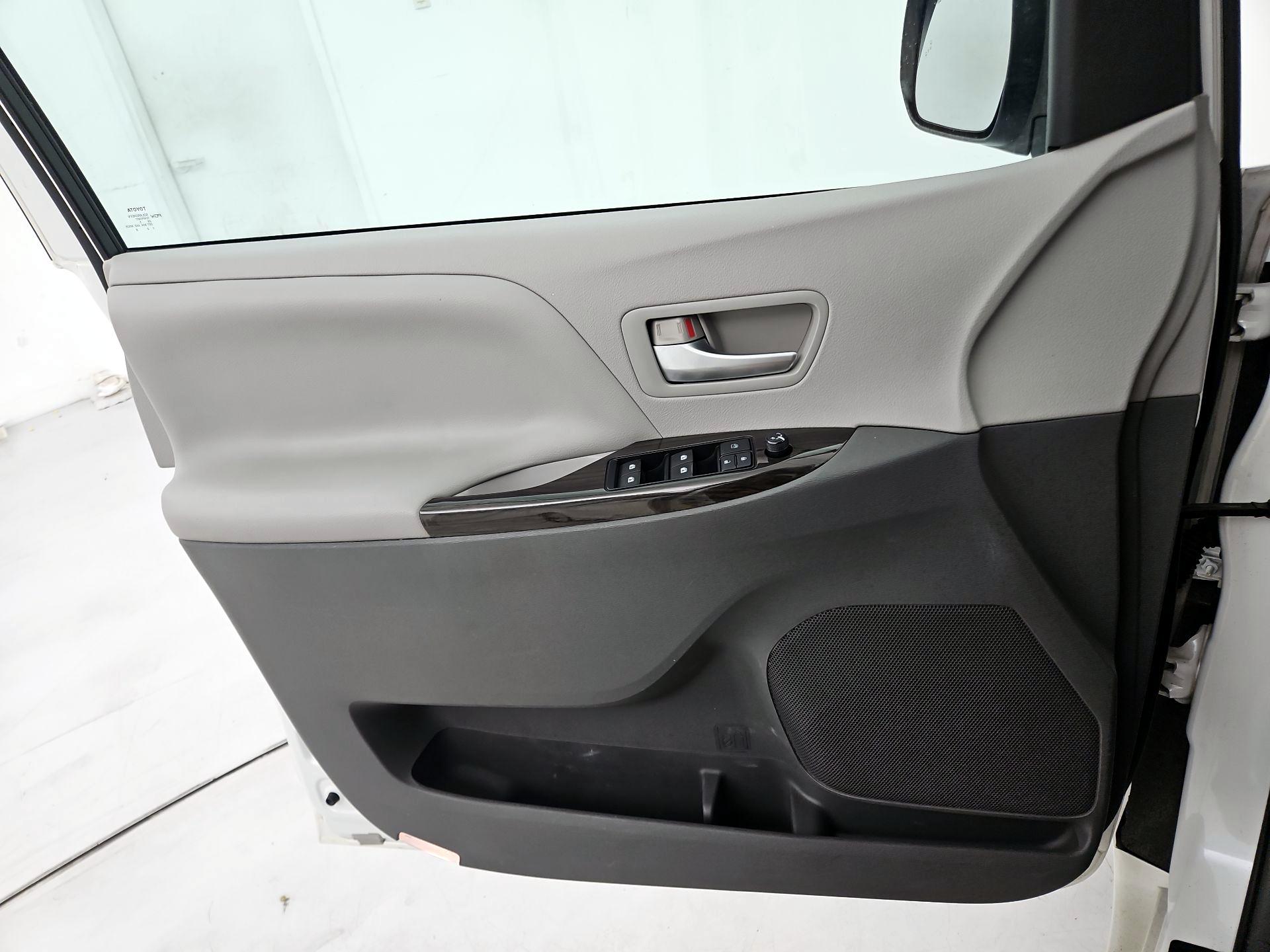 Thumbnail: 2015 Toyota Sienna - 12
