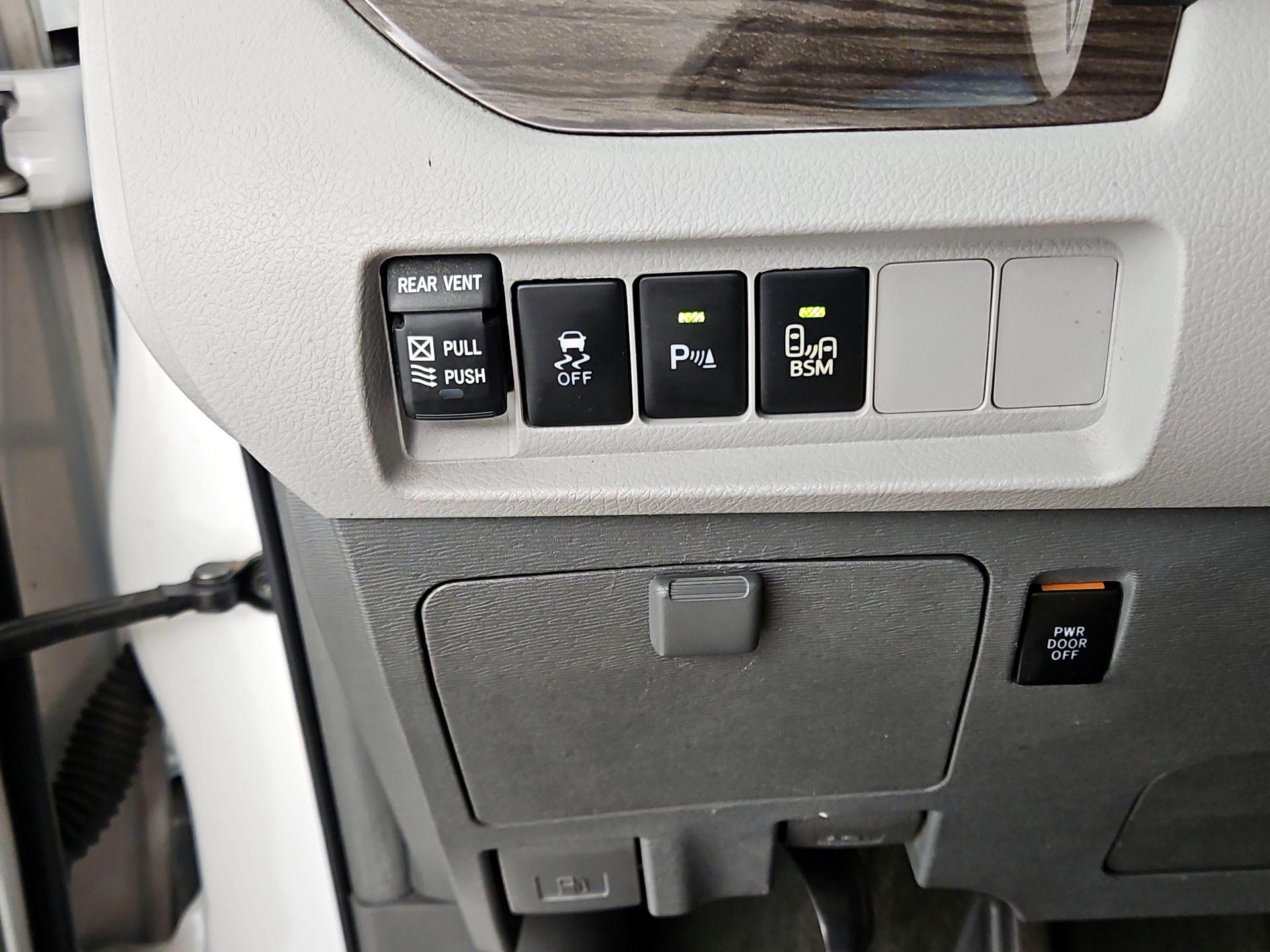 Thumbnail: 2015 Toyota Sienna - 13
