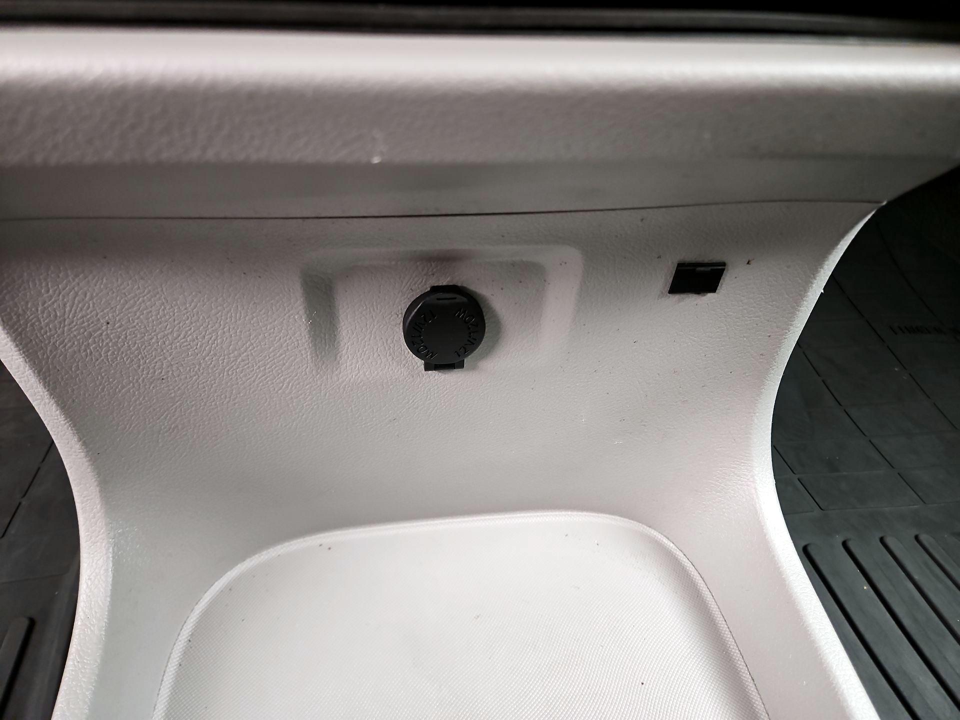 Thumbnail: 2015 Toyota Sienna - 18