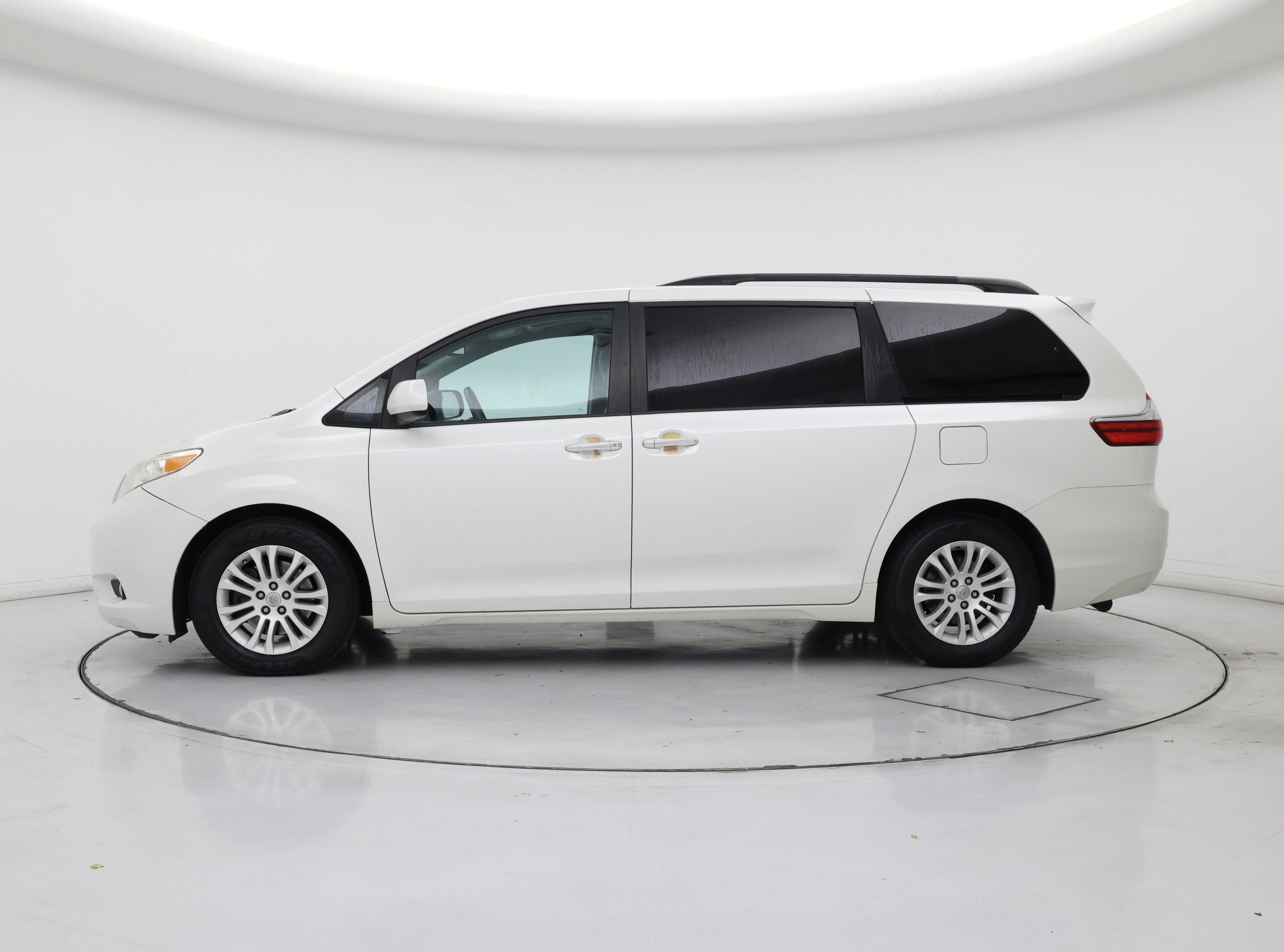 Thumbnail: 2015 Toyota Sienna - 3