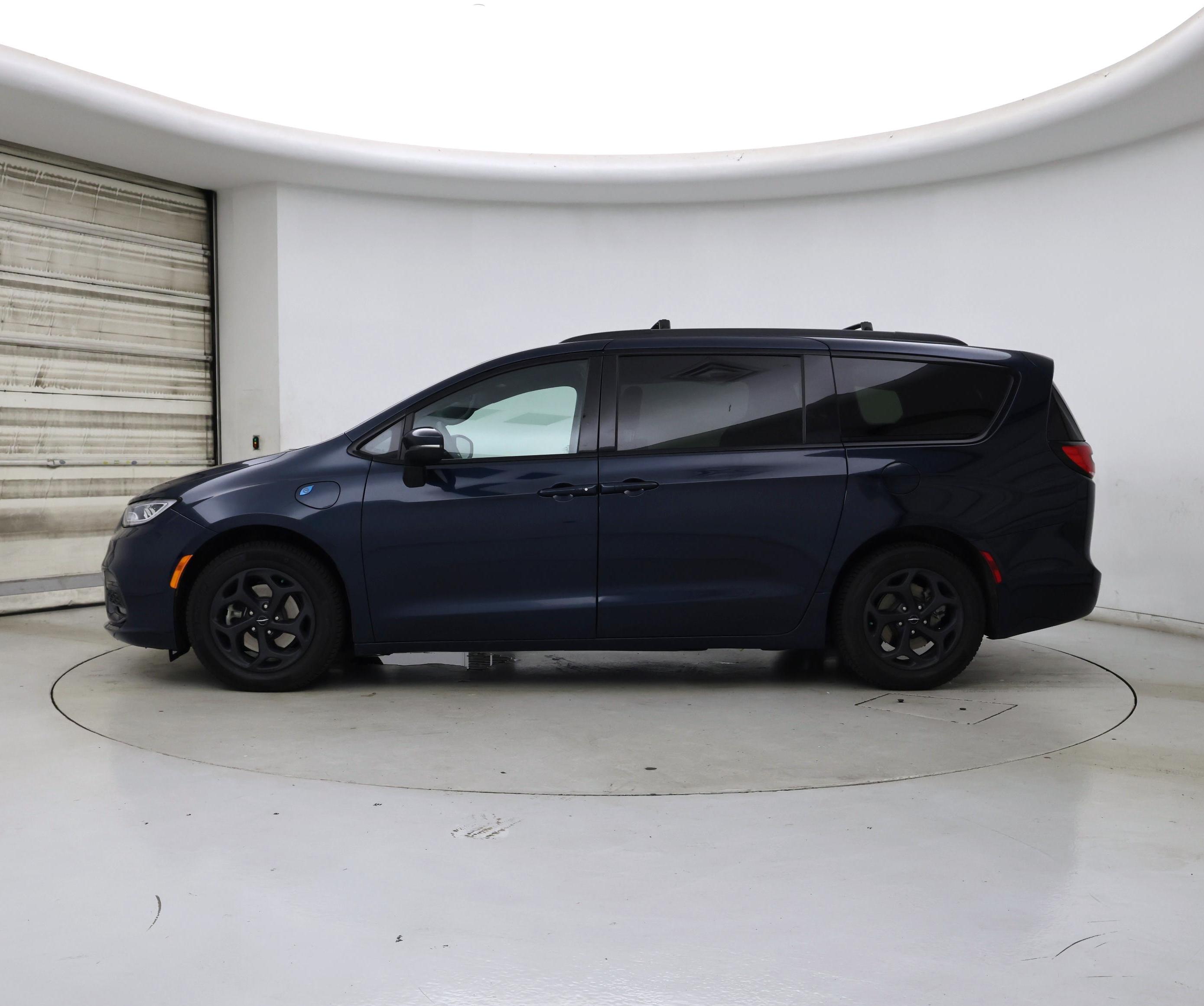Thumbnail: 2023 Chrysler Pacifica - 3