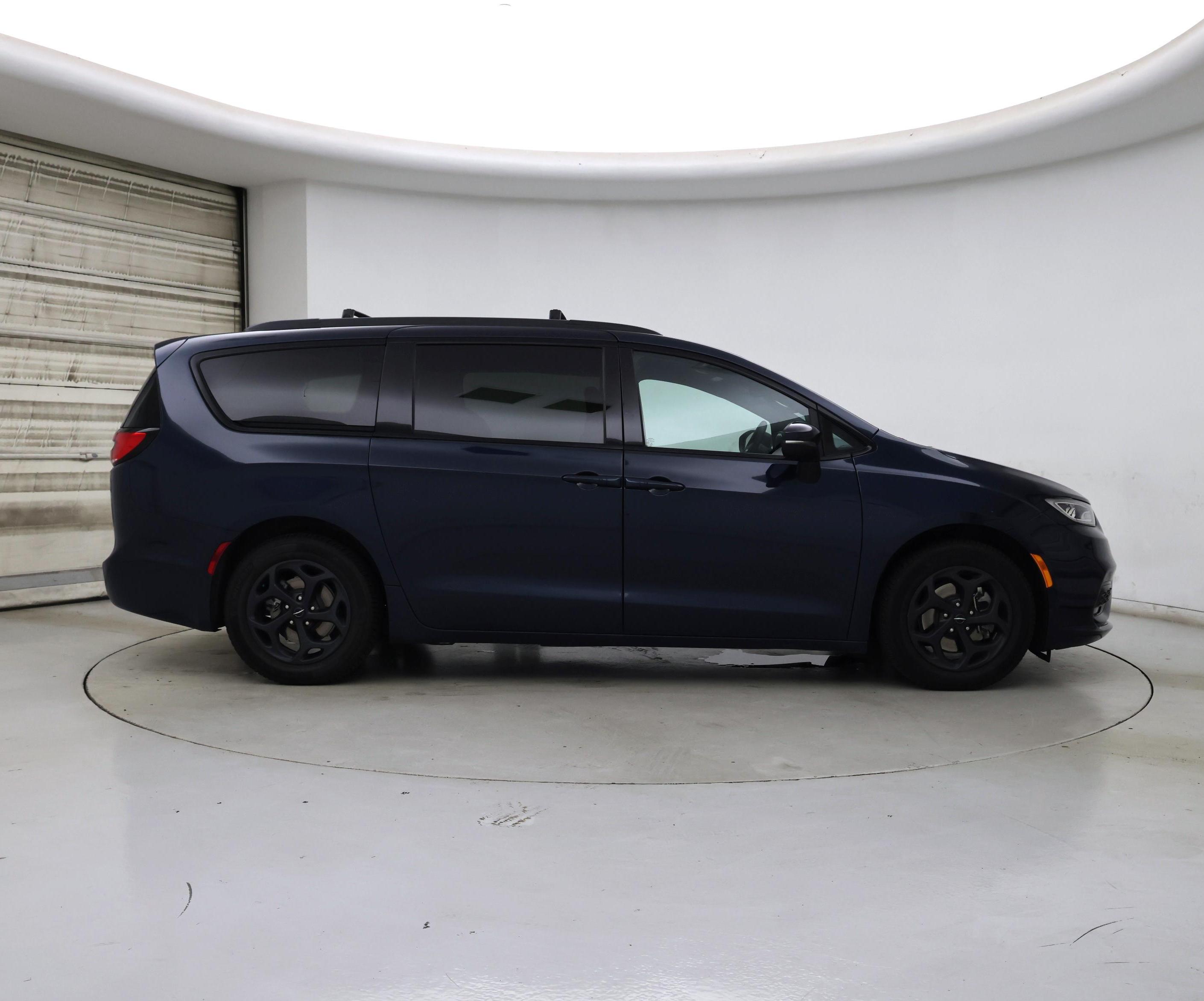 Thumbnail: 2023 Chrysler Pacifica - 7