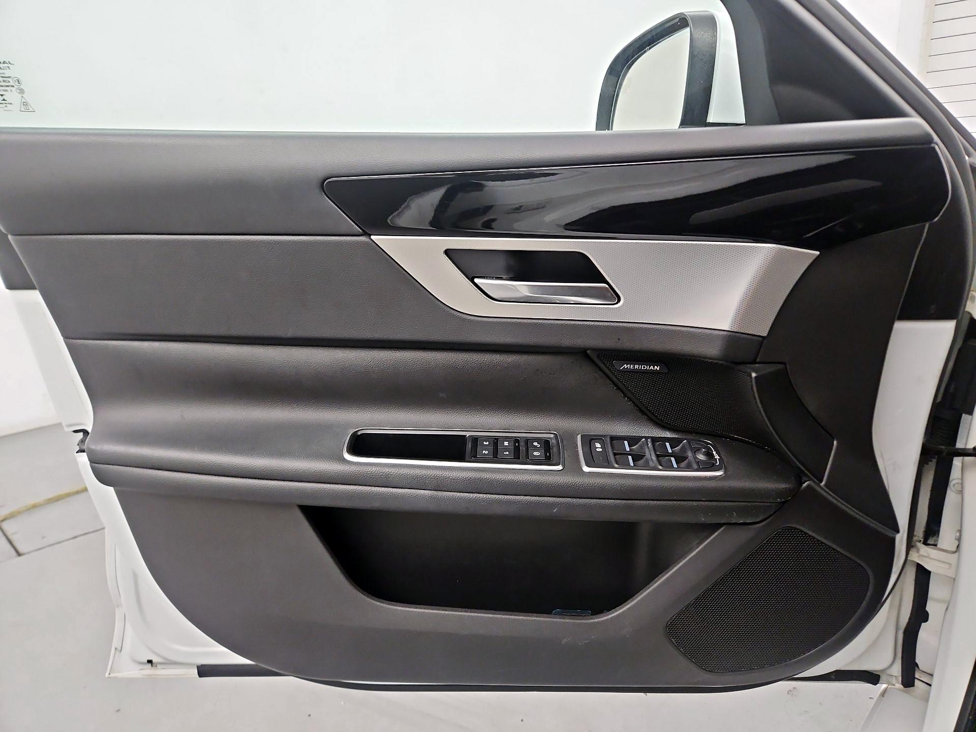 Thumbnail: 2016 Jaguar XF - 10