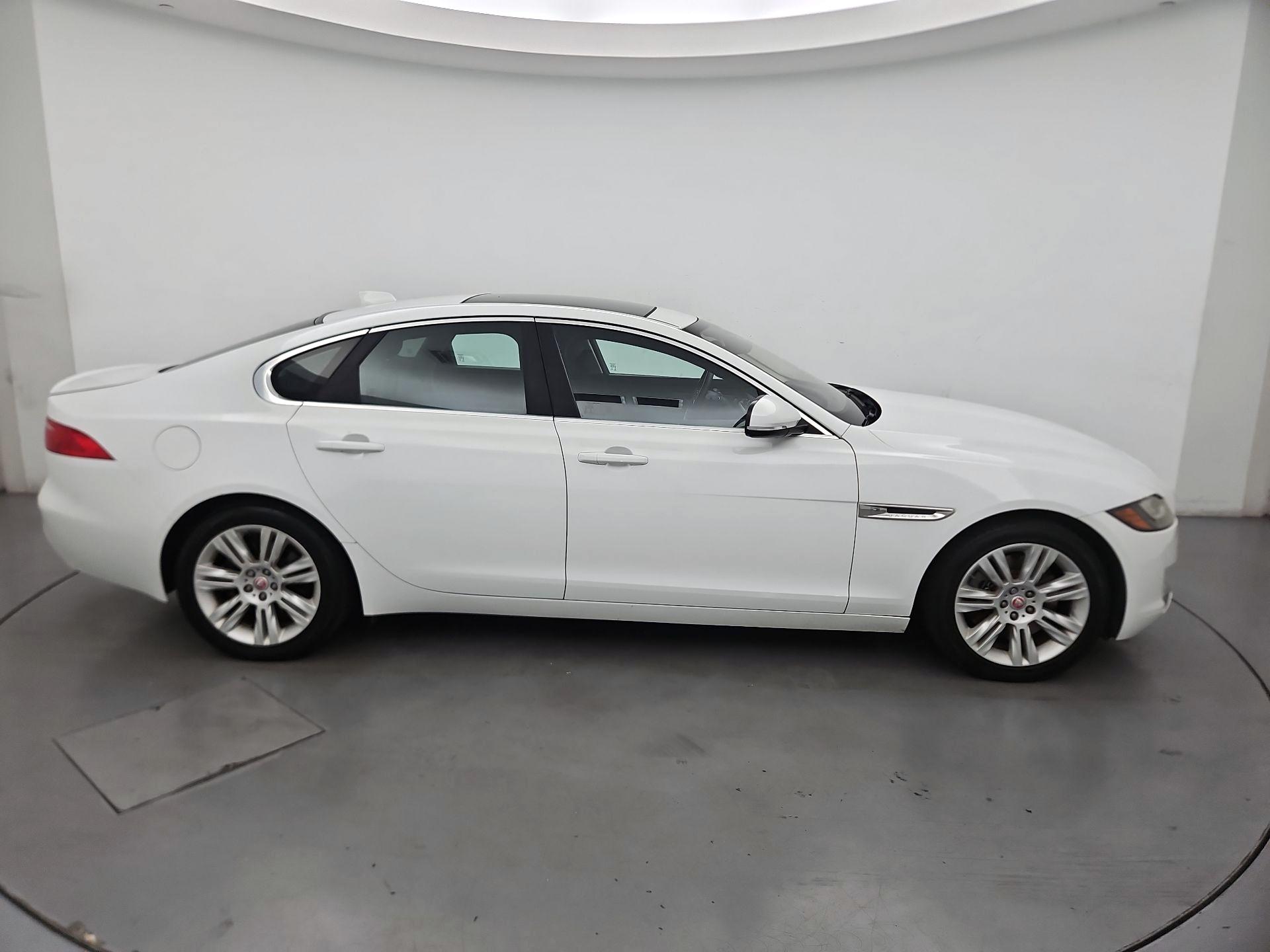 Thumbnail: 2016 Jaguar XF - 4