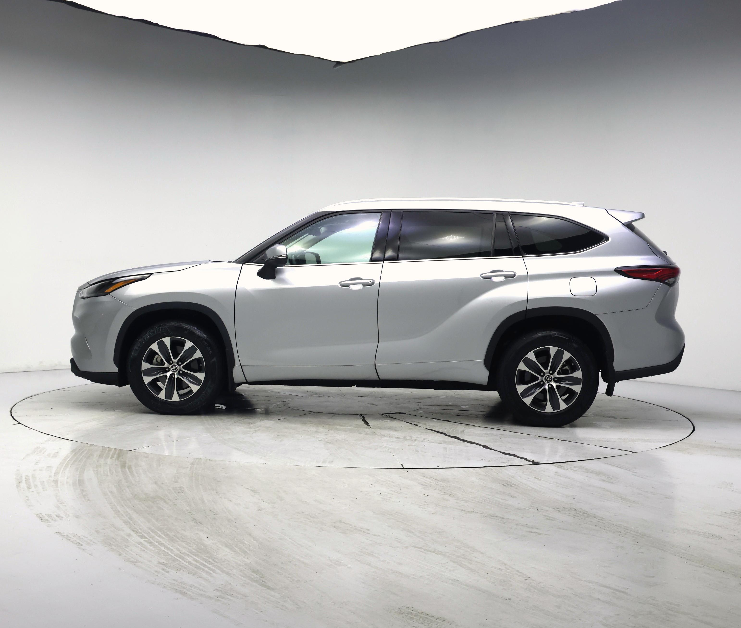 Thumbnail: 2022 Toyota Highlander - 3