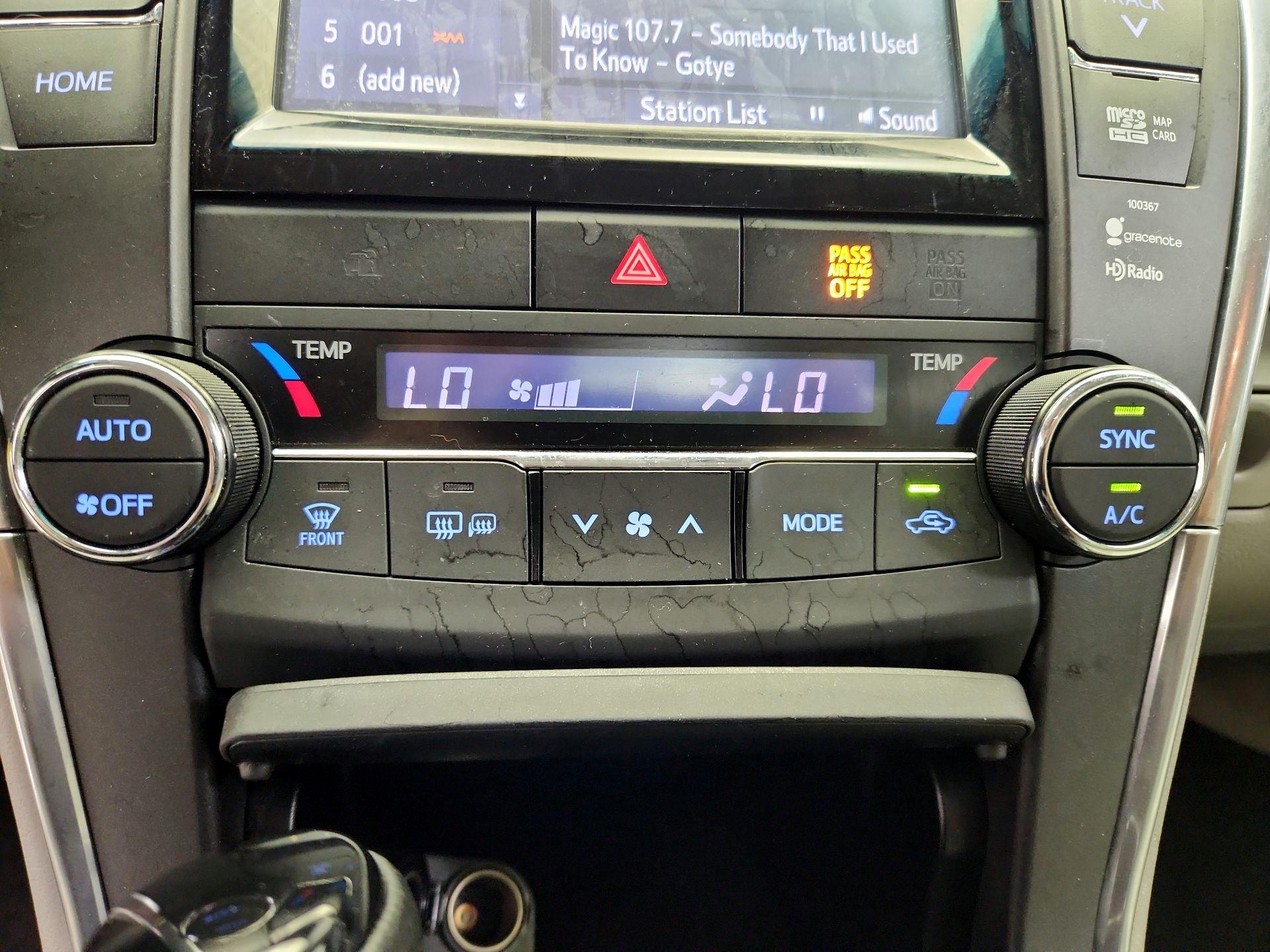 Thumbnail: 2015 Toyota Camry - 16