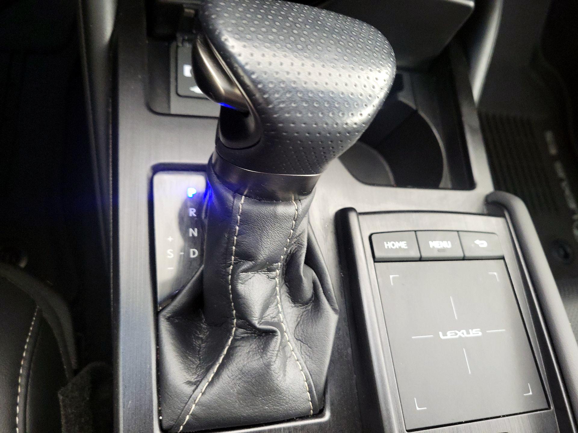 Thumbnail: 2022 Lexus ES - 17