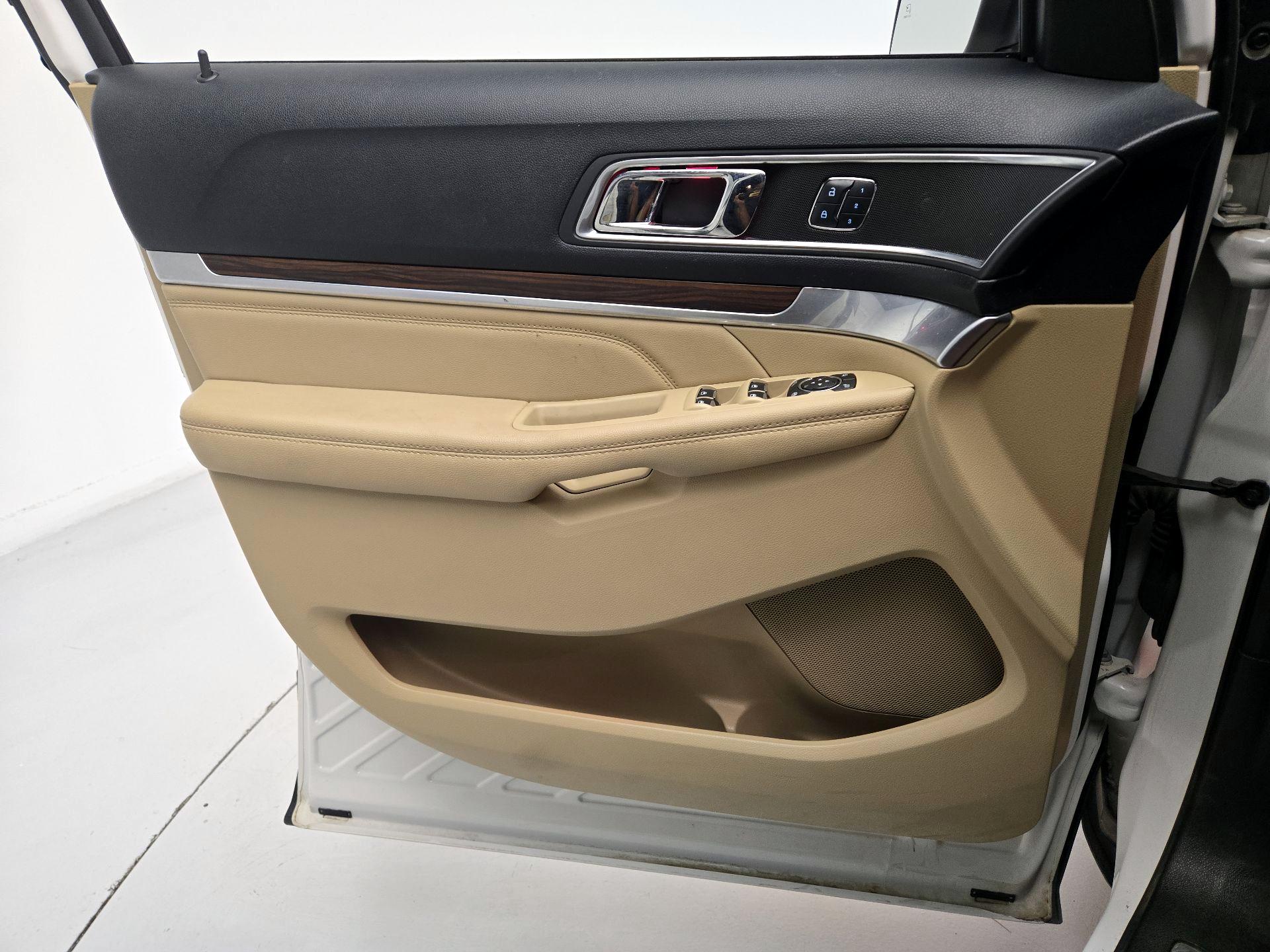 Thumbnail: 2016 Ford Explorer - 10