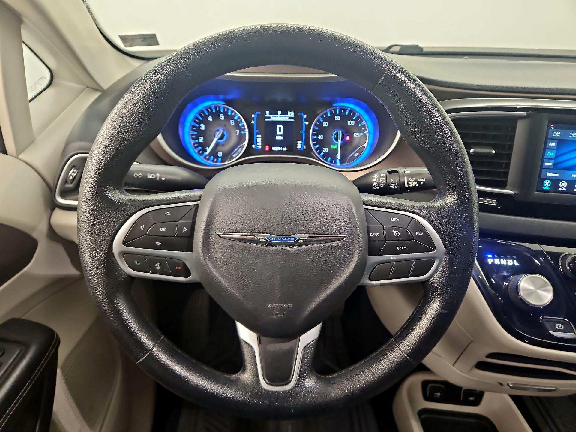 Thumbnail: 2021 Chrysler Voyager - 10