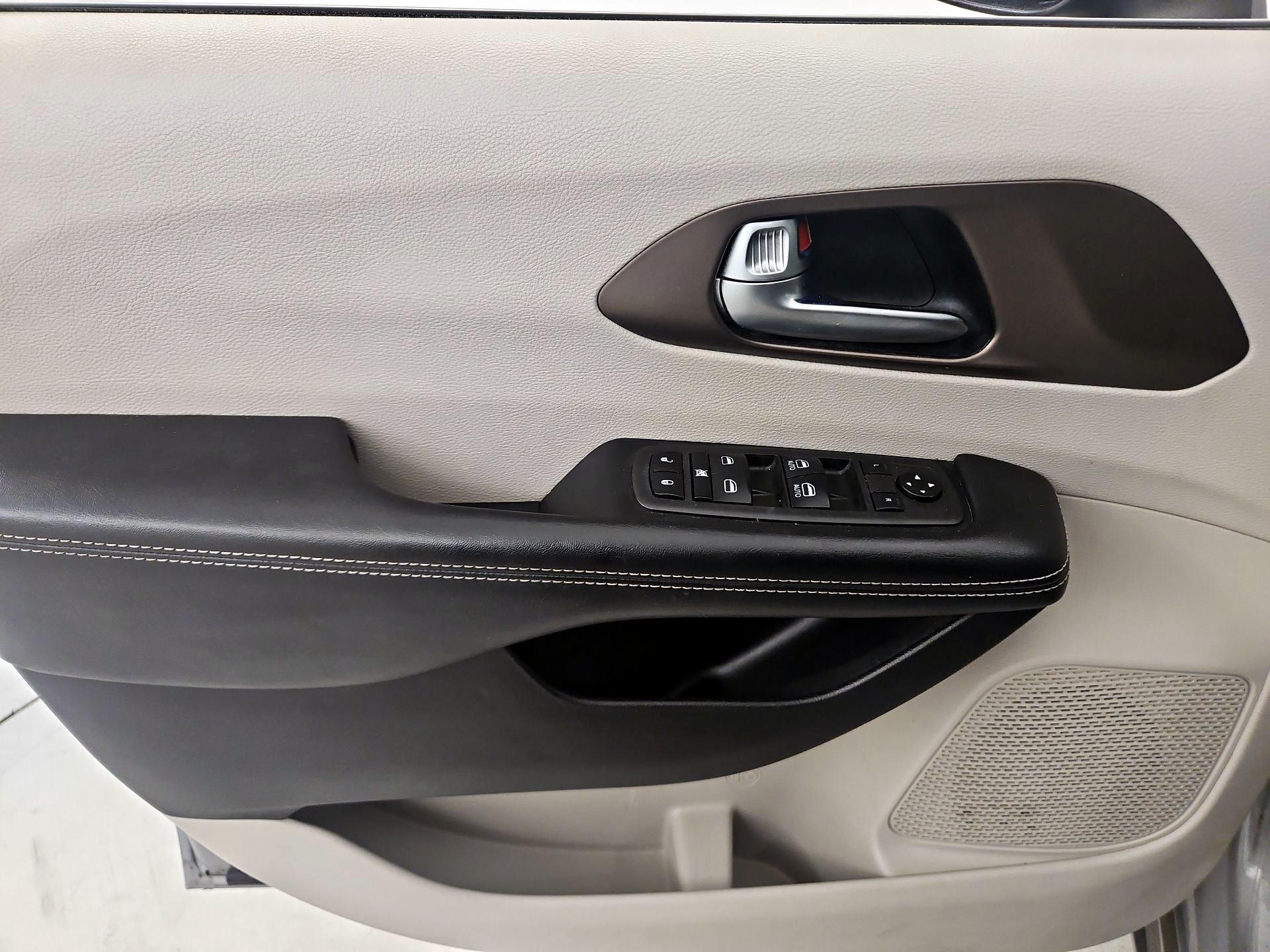 Thumbnail: 2021 Chrysler Voyager - 12