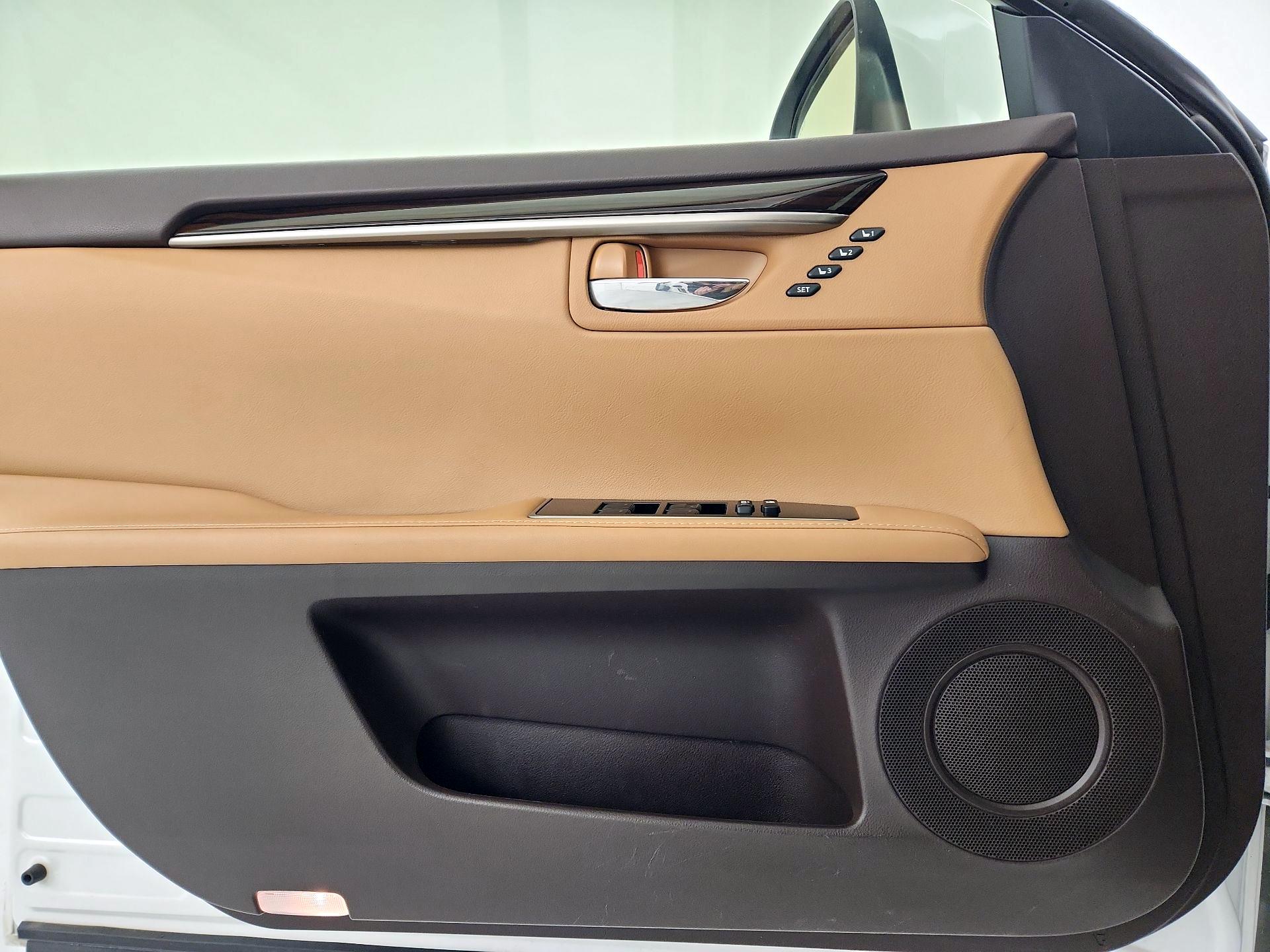 Thumbnail: 2016 Lexus ES - 10