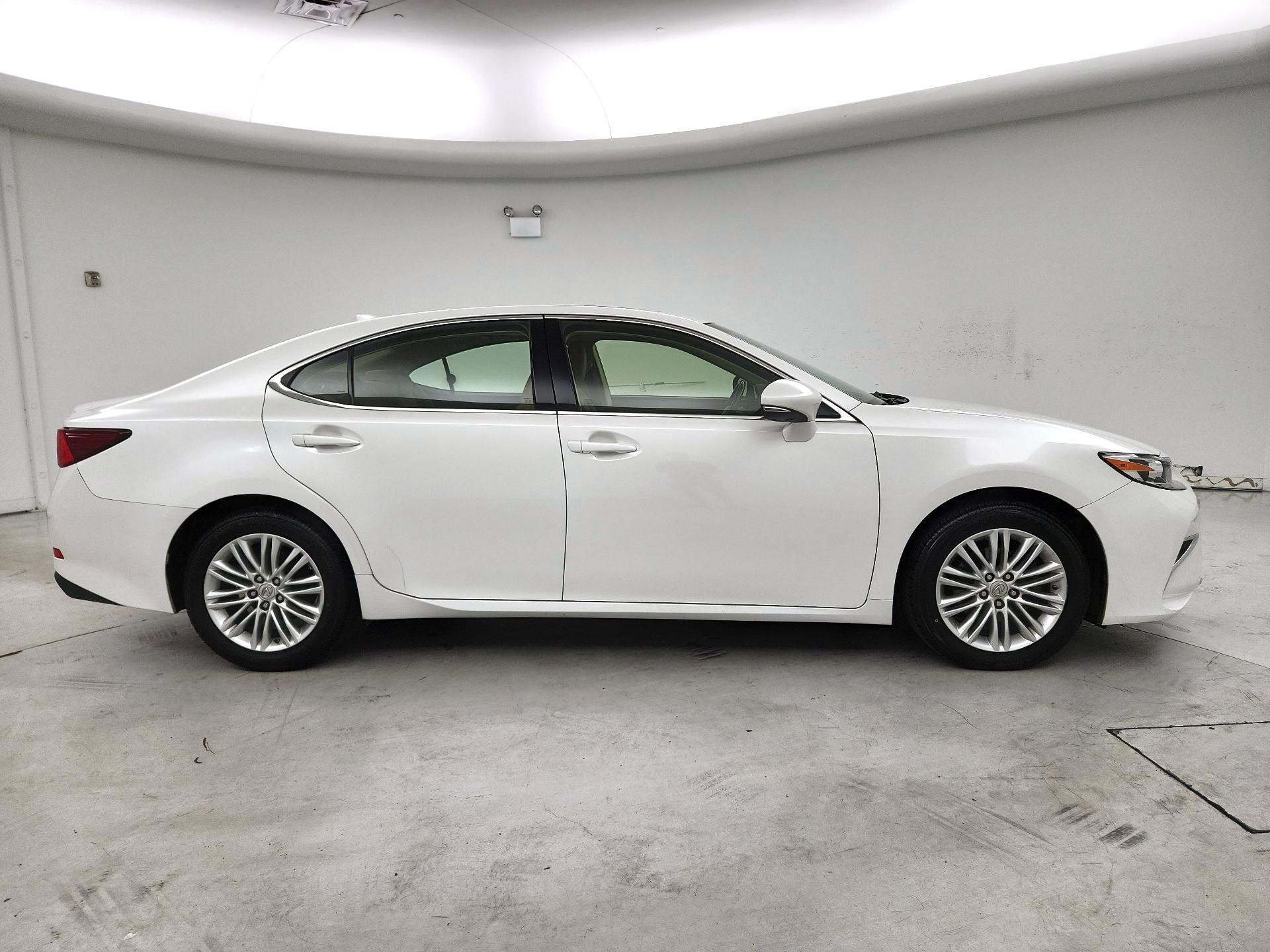 Thumbnail: 2016 Lexus ES - 4