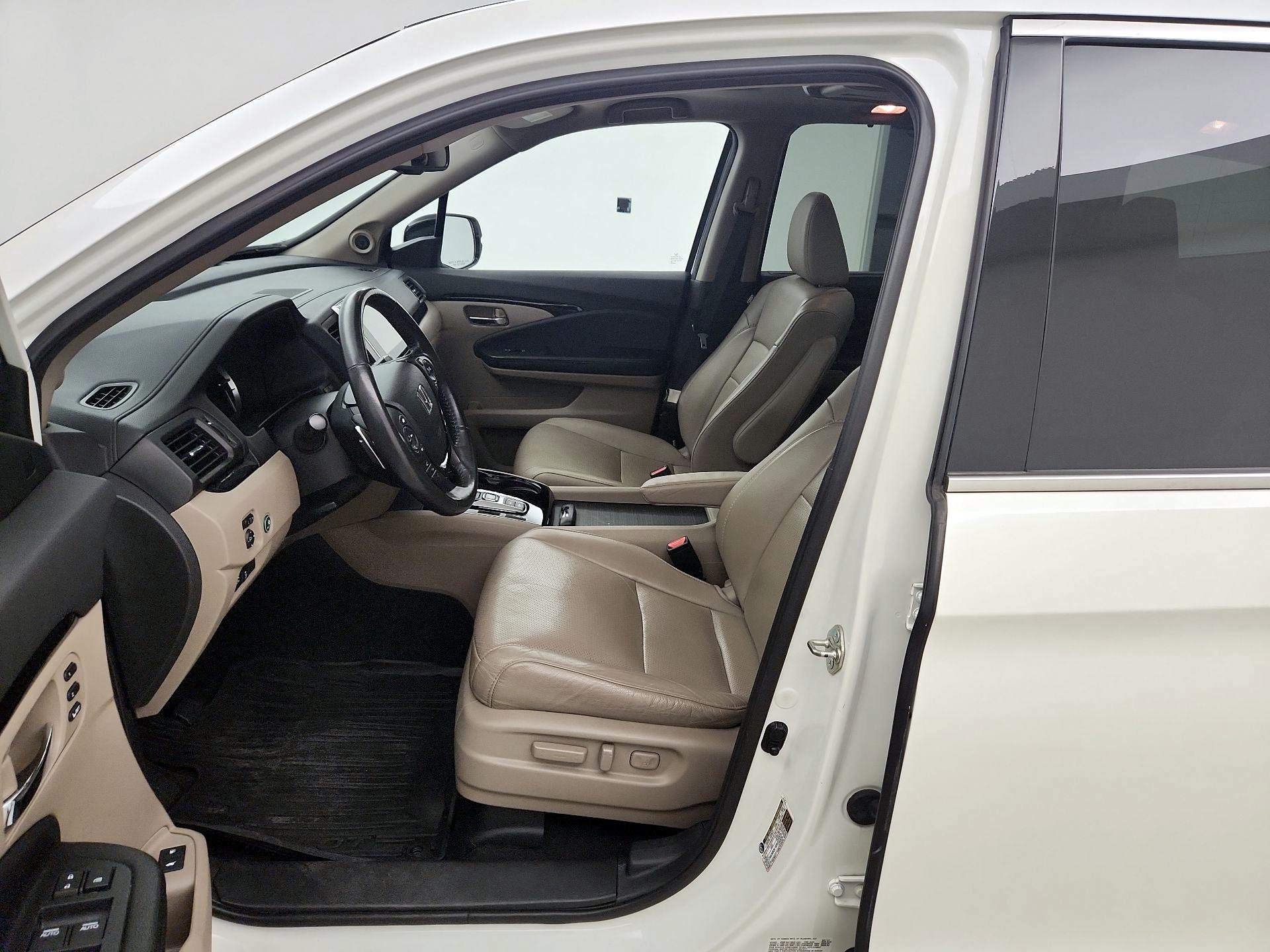 Thumbnail: 2017 Honda Pilot - 9