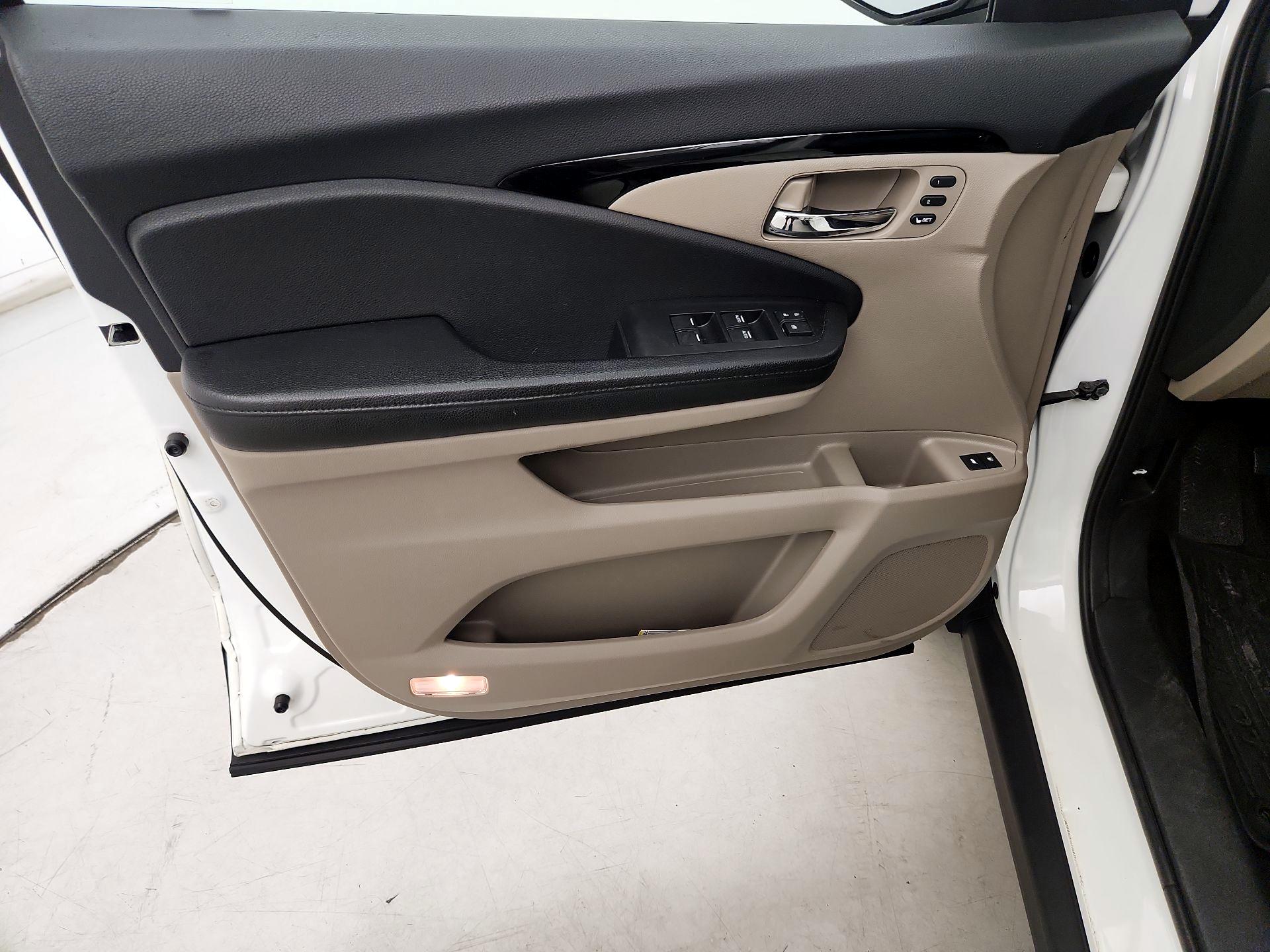 Thumbnail: 2017 Honda Pilot - 10