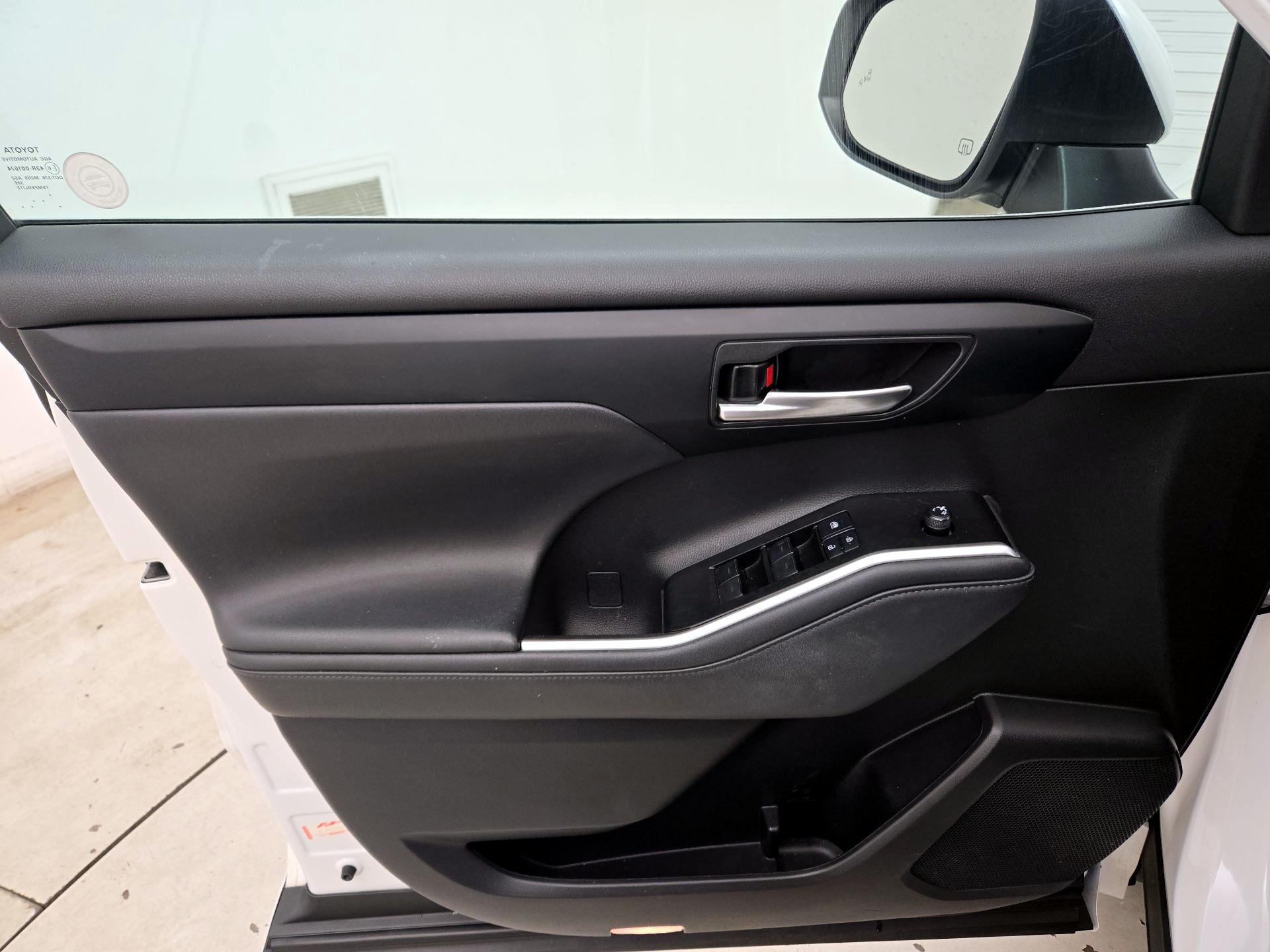 Thumbnail: 2021 Toyota Highlander - 12