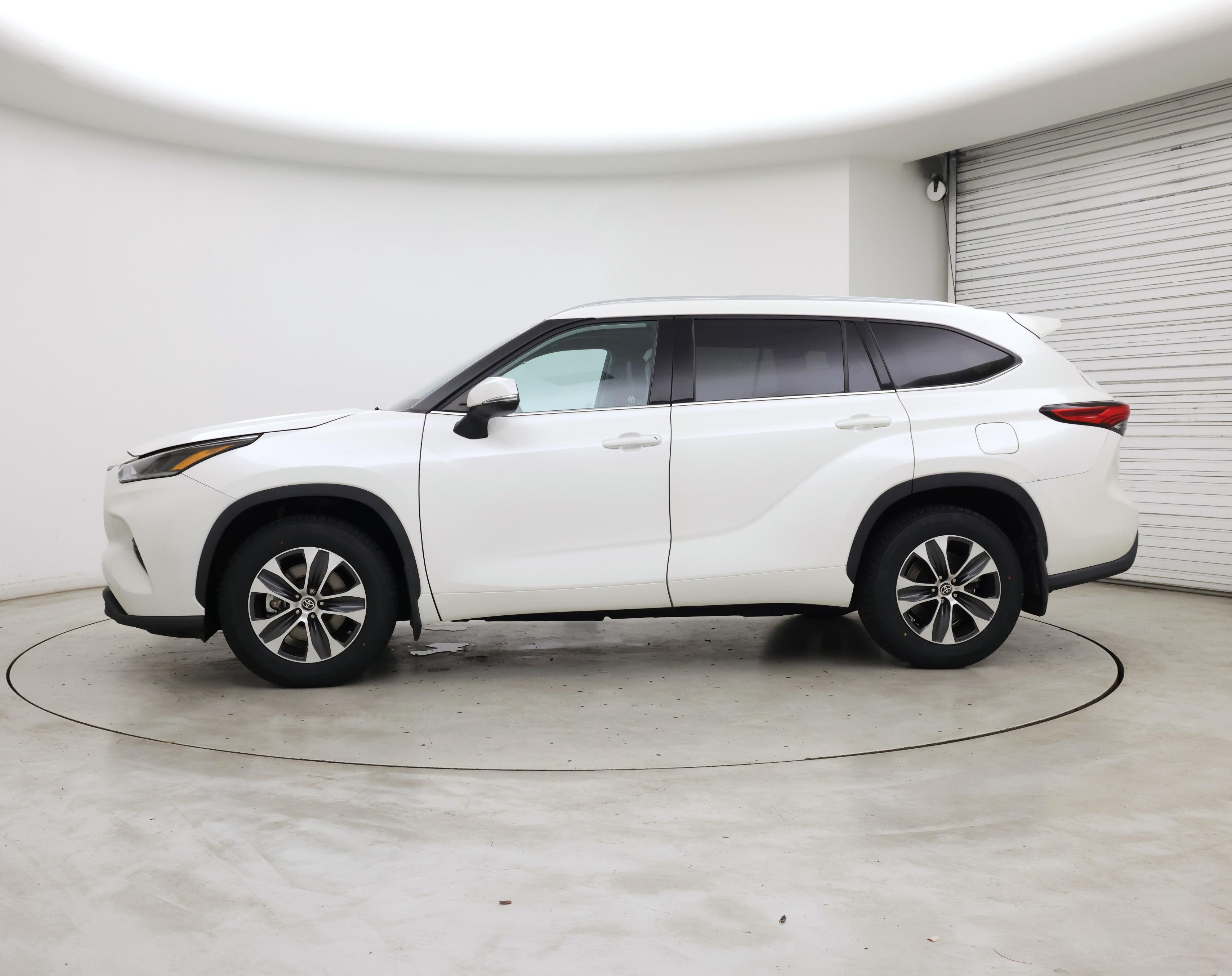 Thumbnail: 2021 Toyota Highlander - 3