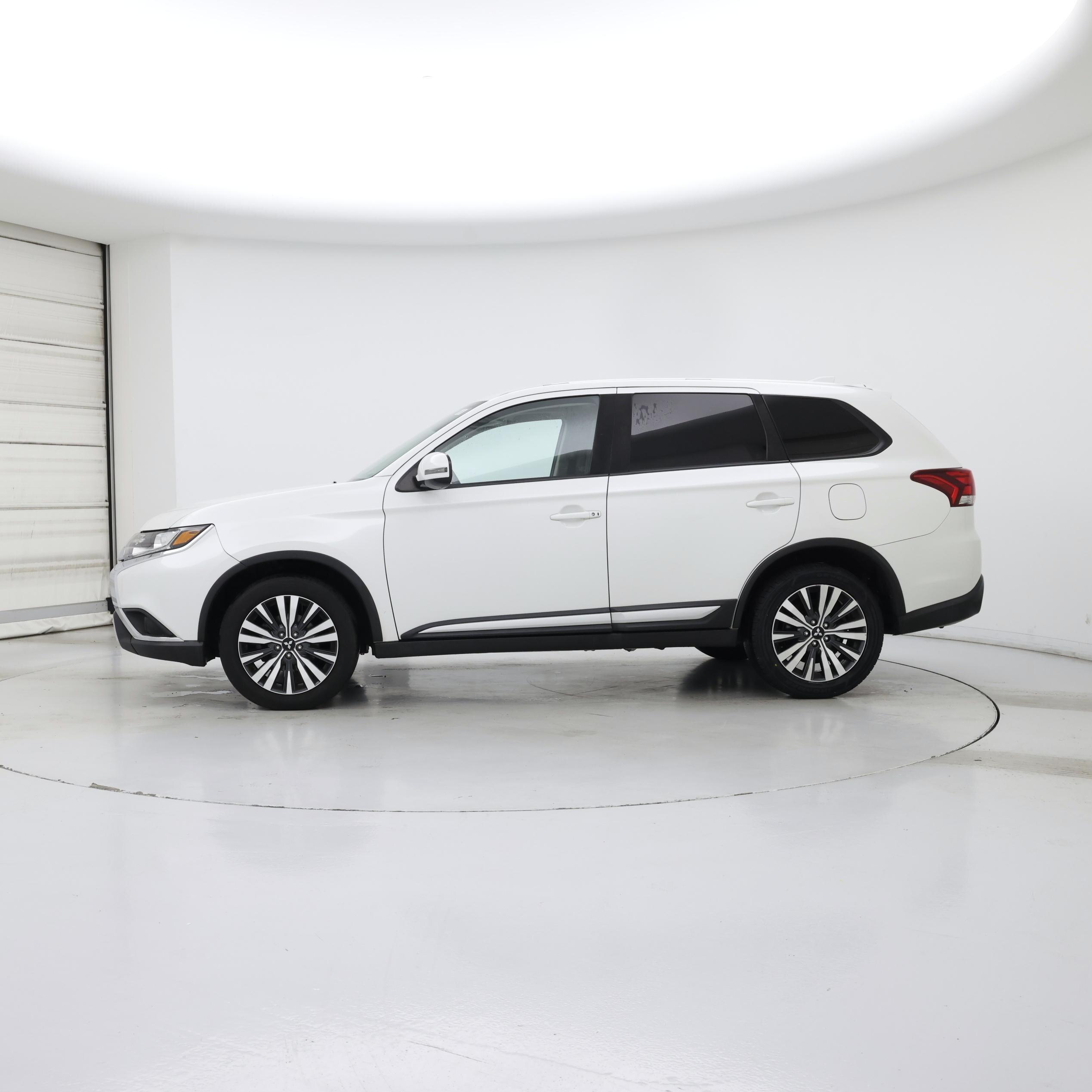 Thumbnail: 2020 Mitsubishi Outlander - 3