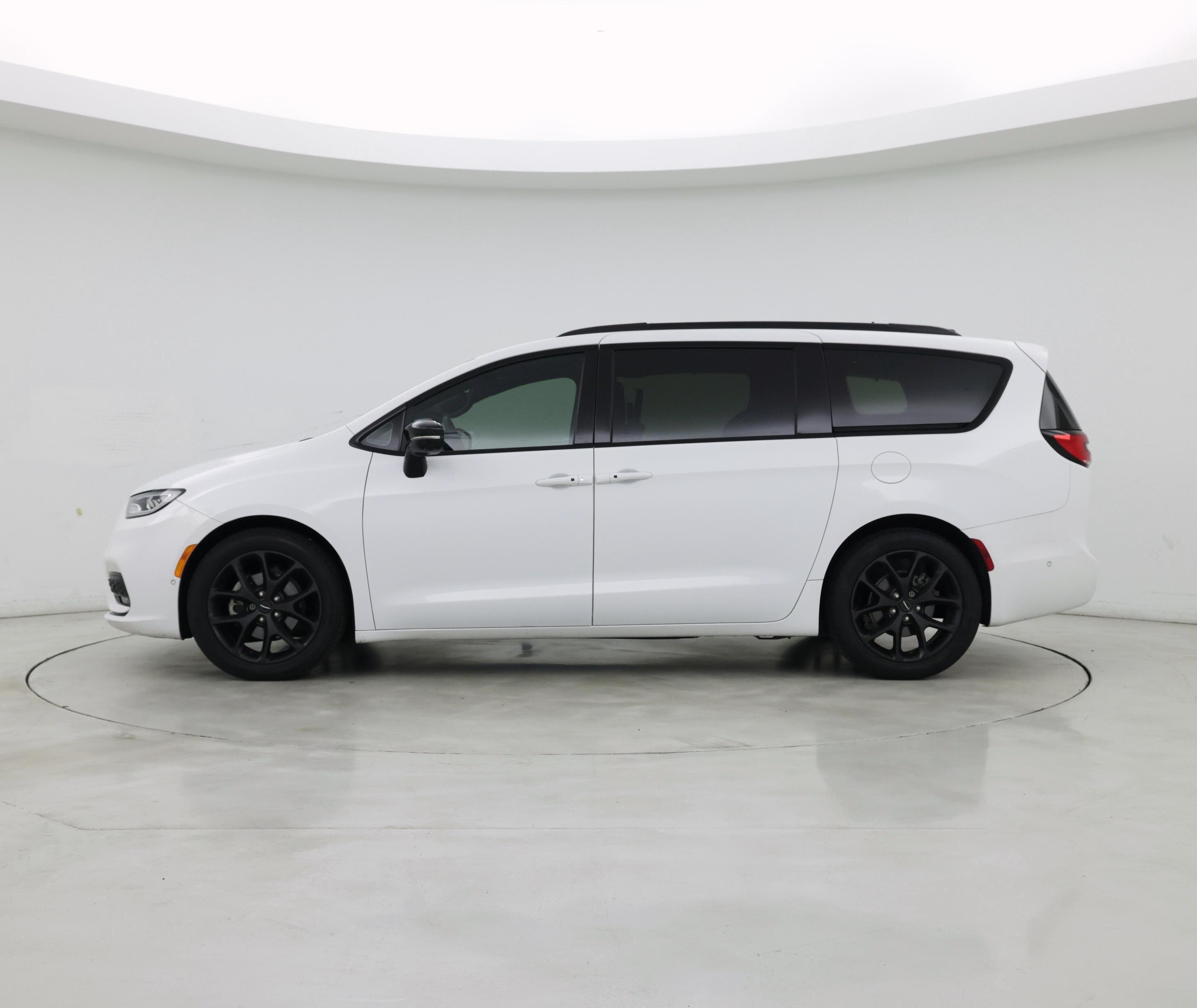 Thumbnail: 2023 Chrysler Pacifica - 3